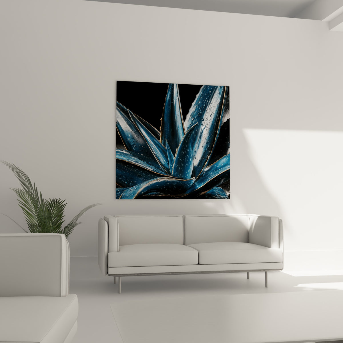 Feuilles charnues bleu profond et bordures dorées perlées de rosée, suspendues au-dessus d'un canapé dans un salon lumineux