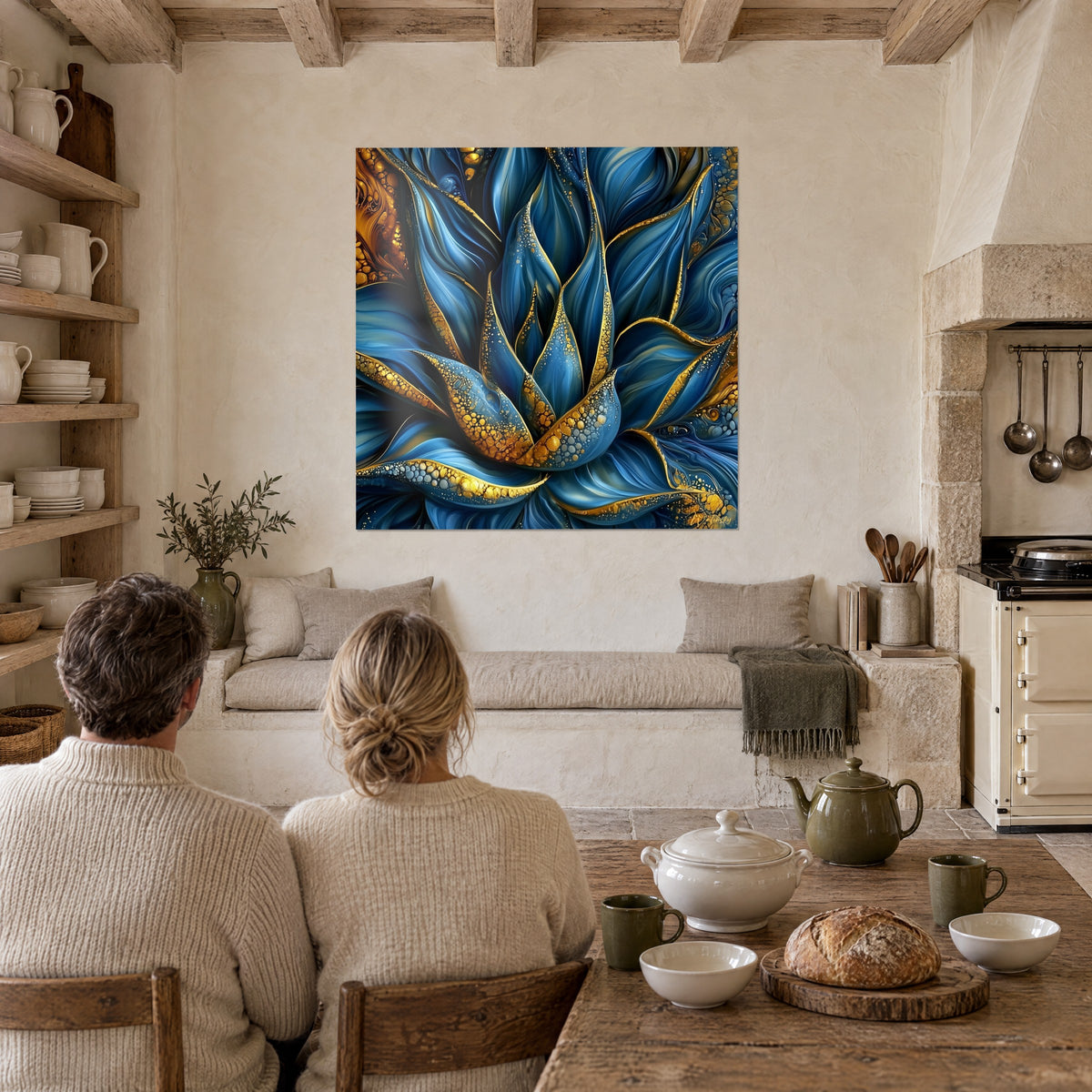 Tableau succulente aux pétales indigo veinés d'or, un couple de dos l'admire depuis une table, cuisine rustique en pierre
