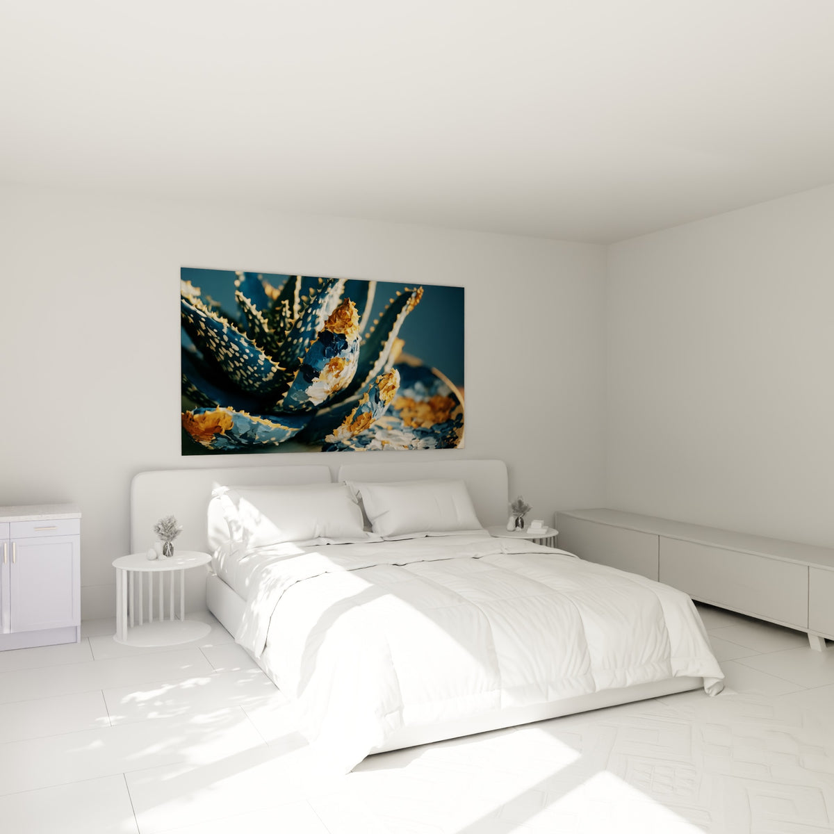 Feuilles d'aloès bleu marine et dorées peintes en relief, accrochées au-dessus d'un lit dans une chambre claire