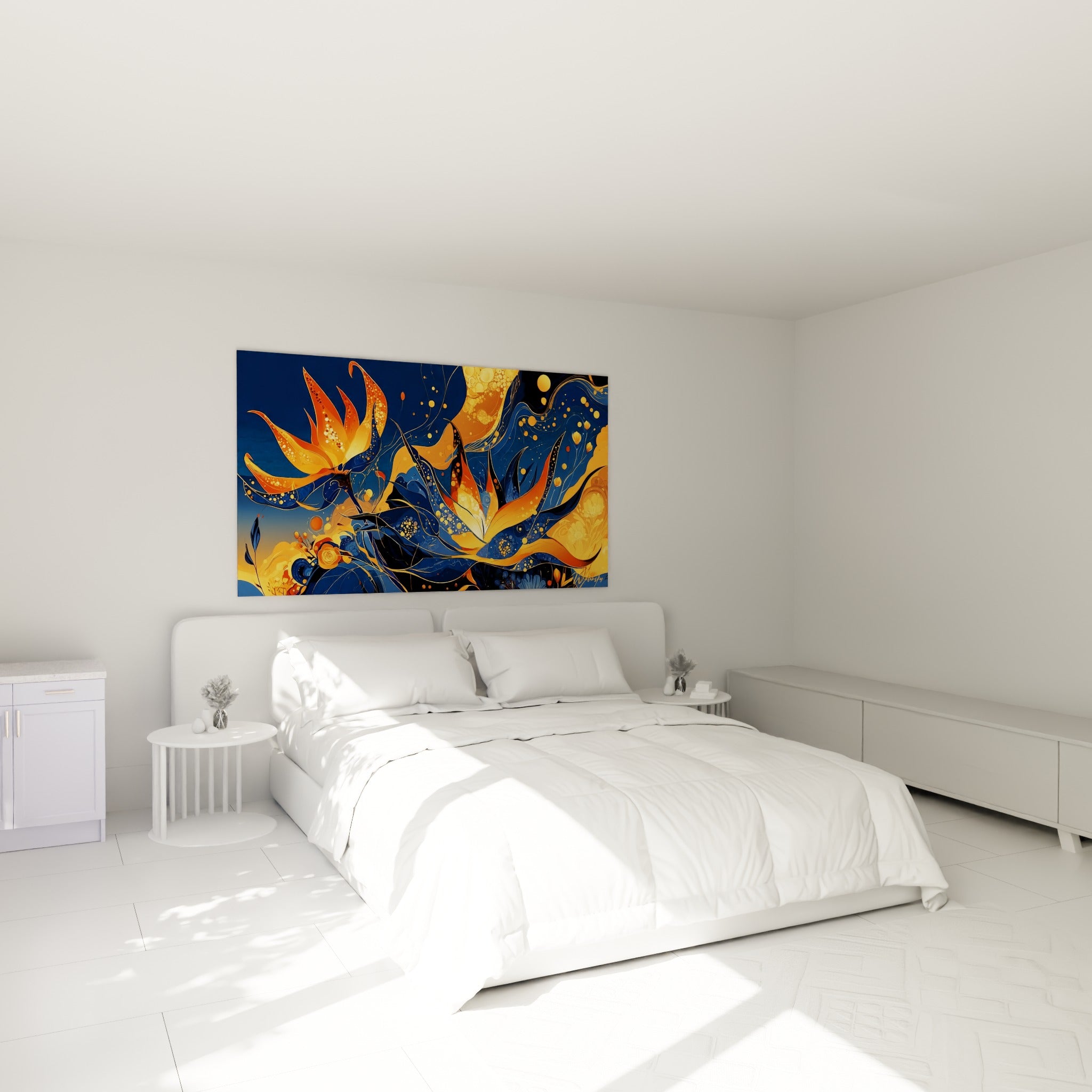 Feuilles d'aloe vera dorées et bleu nuit accrochées au-dessus d'un lit dans une chambre claire.