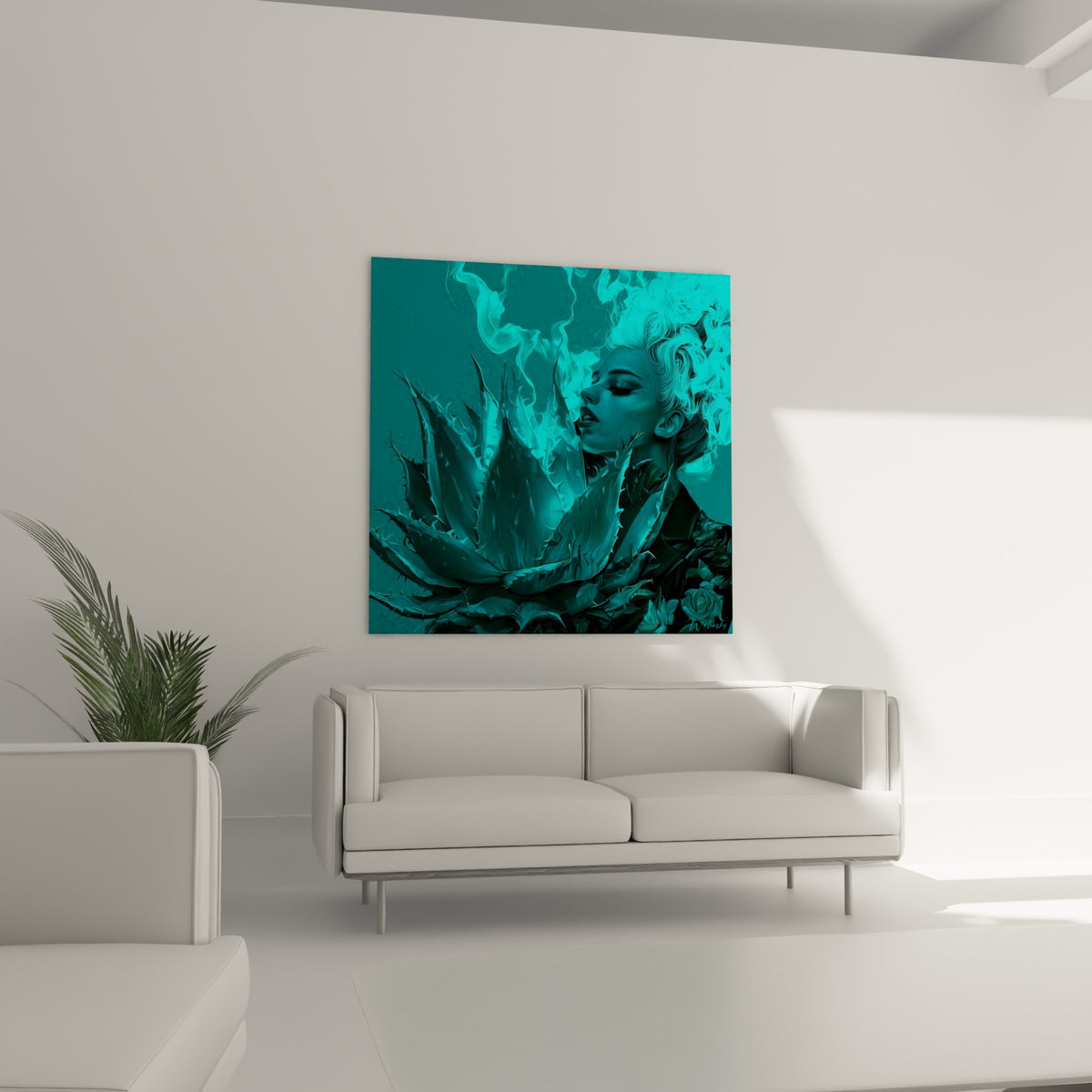 Feuilles piquantes turquoise et visage aux yeux clos au-dessus d'un canapé dans un salon lumineux