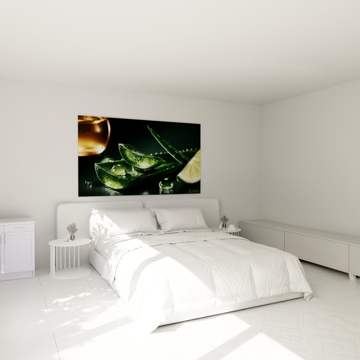 Aloe vera vert et ambré, gel perlé de gouttes, accroché au-dessus d'un lit dans une chambre claire