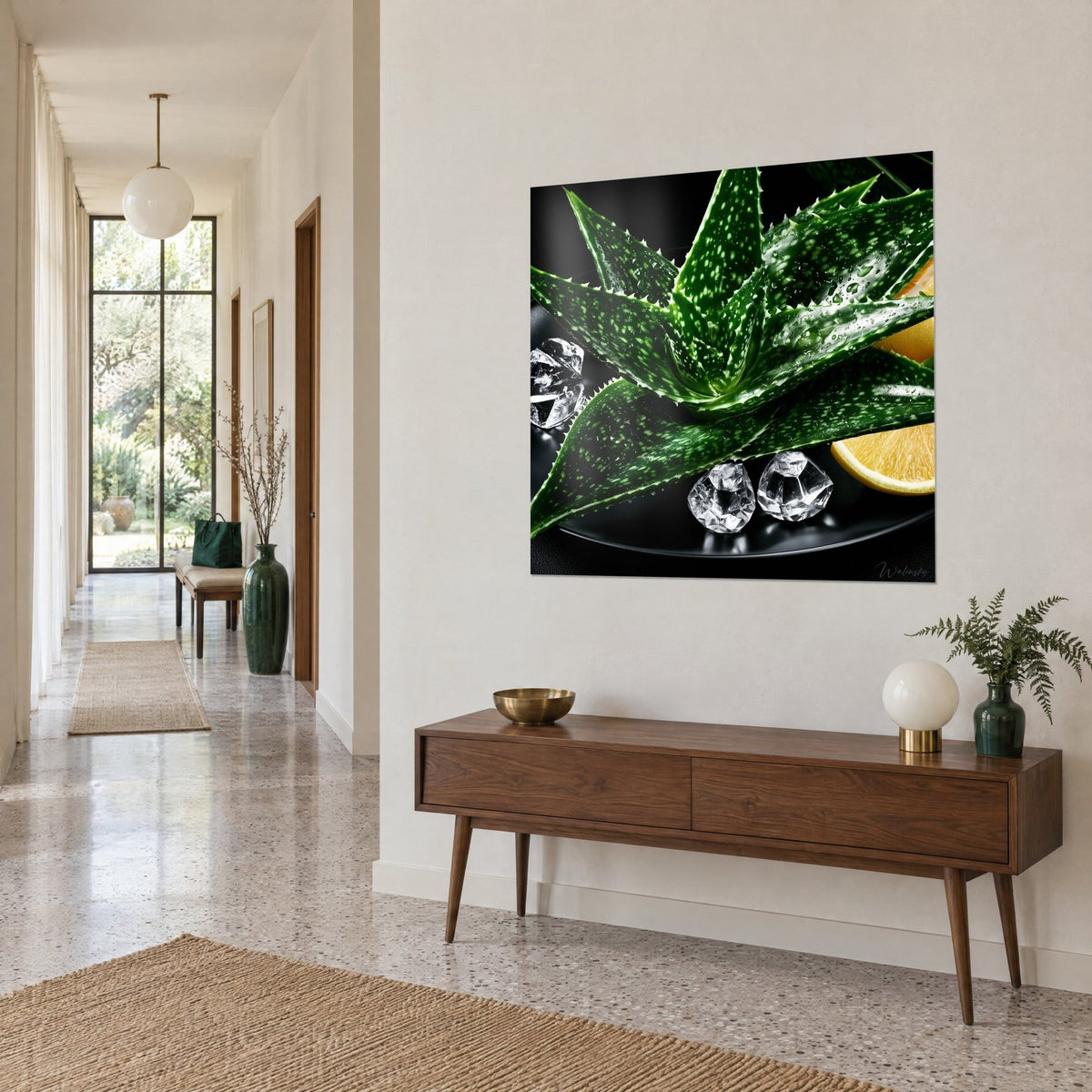 Tableau plante grasse épineuse vert émeraude, glaçons cristallins et quartier de citron jaune, vue de trois-quarts dans un couloir