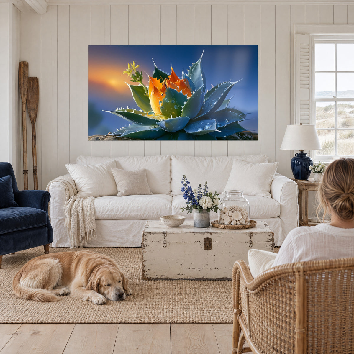 Obraz aloes pomarańczowy oblany rosą, ząbkowane błękitnoszare liście, złote niebo, golden retriever leżący nad kanapą w jasnym salonie