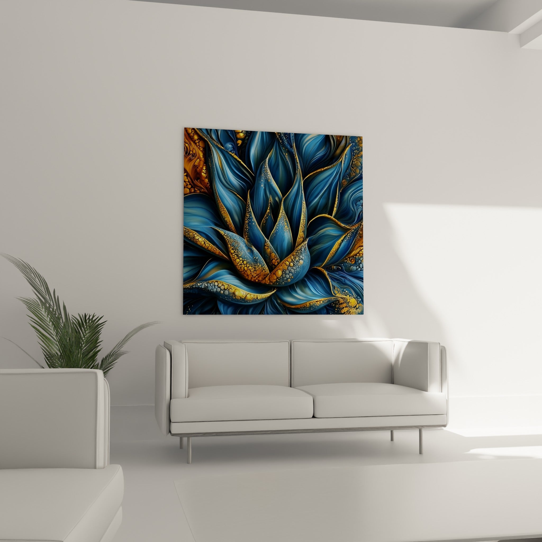 Feuilles d'aloès bleu pétrole et doré scintillant, au-dessus d'un canapé dans un salon lumineux