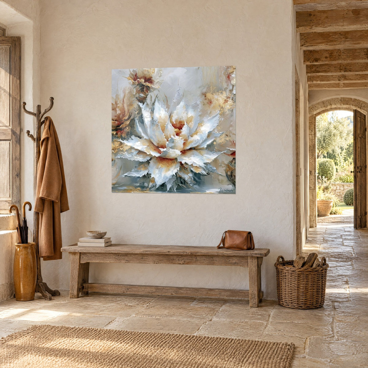 Cuadro flor de aloe en plena floración, hojas dentadas blancas y cobre, colgado junto a un arco abierto, banco de madera, casa de piedra