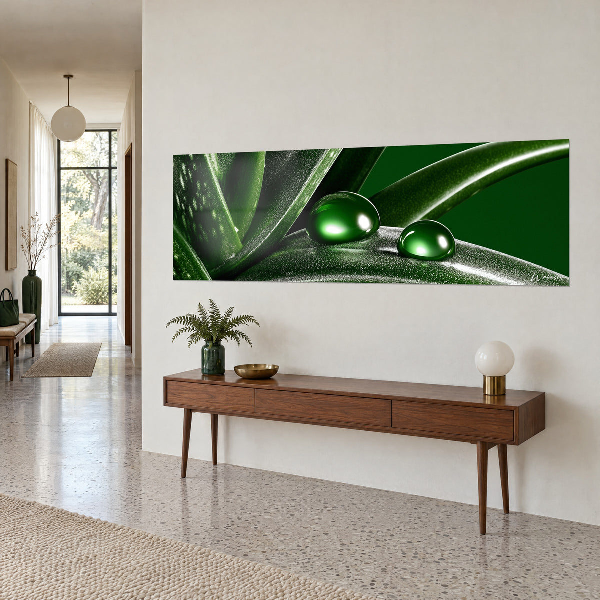 Tableau panoramique de feuilles charnues vert sombre et gouttes de verre brillantes, accroché au-dessus d'une console en bois, couloir clair