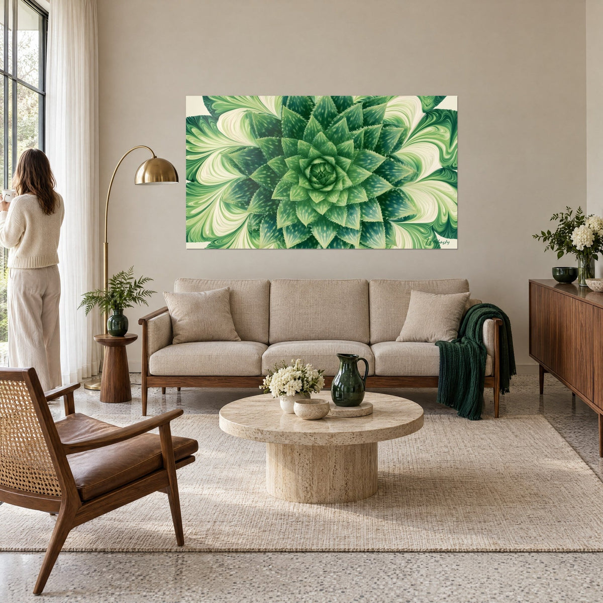 Gemälde Aloe-Rosette symmetrisch, smaragdgrüne Blätter mit cremefarbenen Tupfen auf elfenbeinfarbenen Wirbeln, über einem Sofa in einem hellen Wohnzimmer