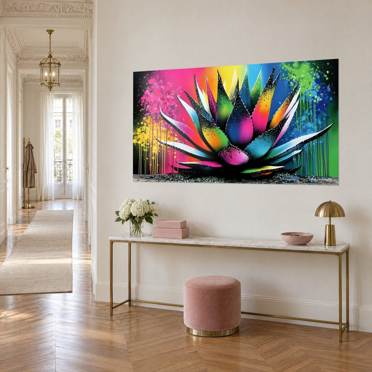 Quadro di agave grafica con punte nere maculate, sfondo magenta e blu, su una consolle dorata, corridoio in stile haussmanniano