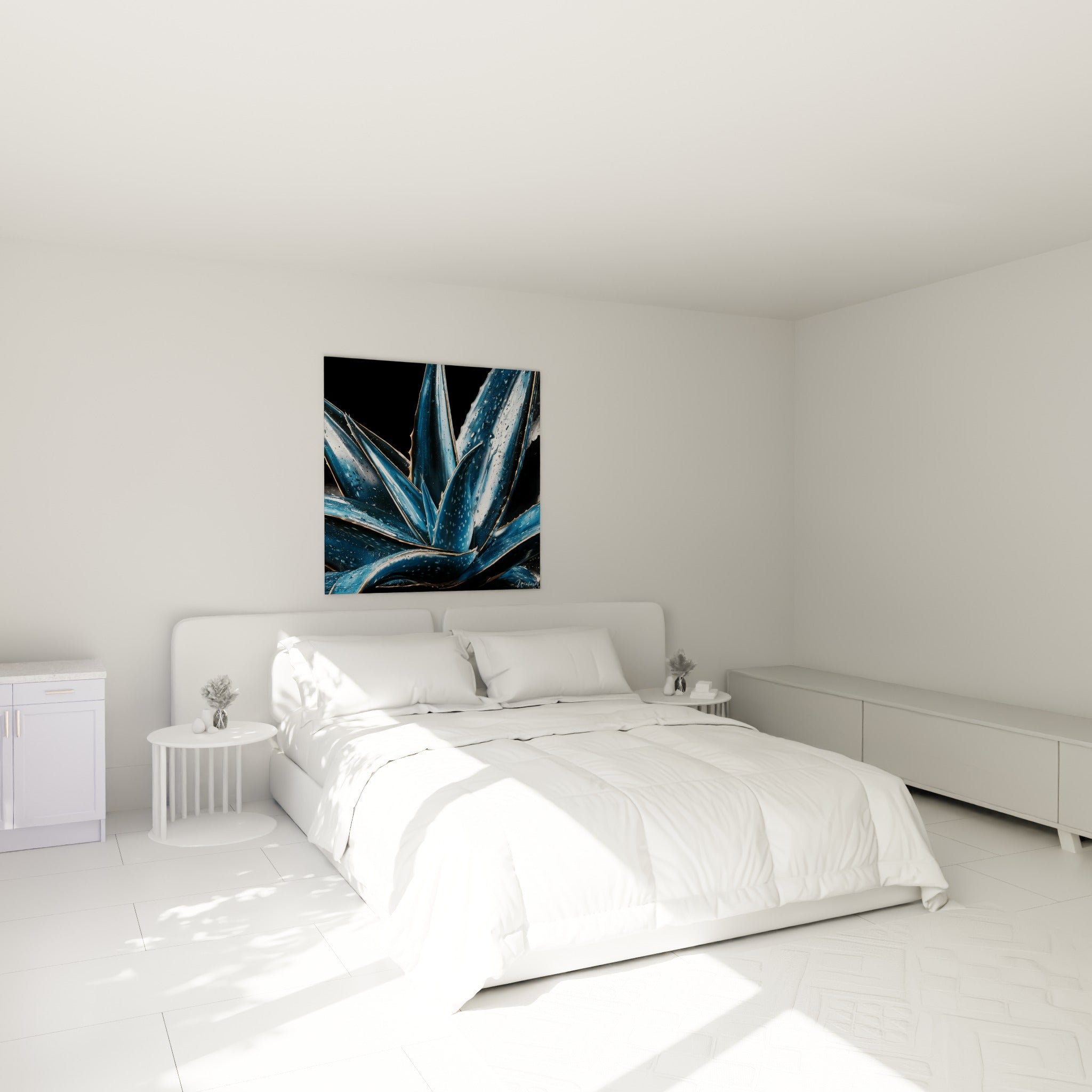 Plante succulente bleu nuit et dorée à gouttelettes scintillantes accrochée au-dessus d'un lit dans une chambre claire