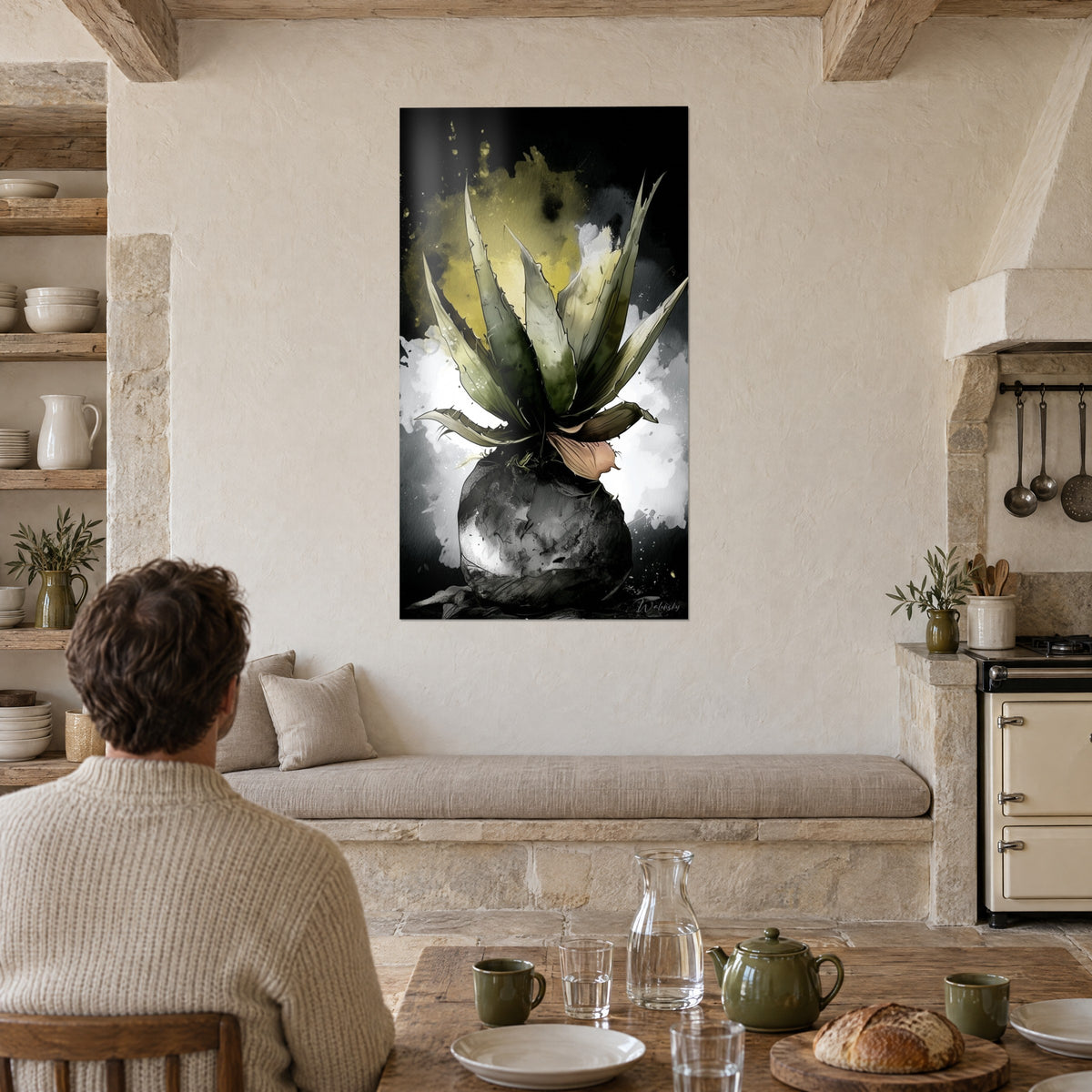 Tableau succulente éclose d'un bulbe de pierre grise, feuilles olive éclaboussées de jaune, face à une table de repas rustique