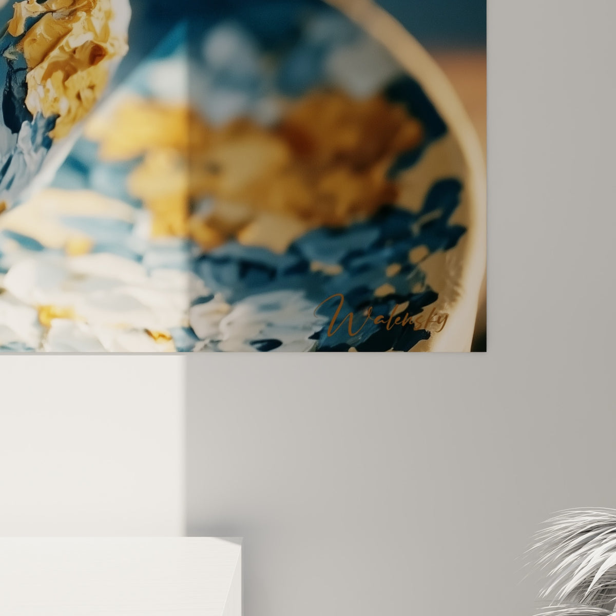 Détail des empâtements dorés et bleu marine sur les pointes de l'aloès, matière peinte au couteau bien visible