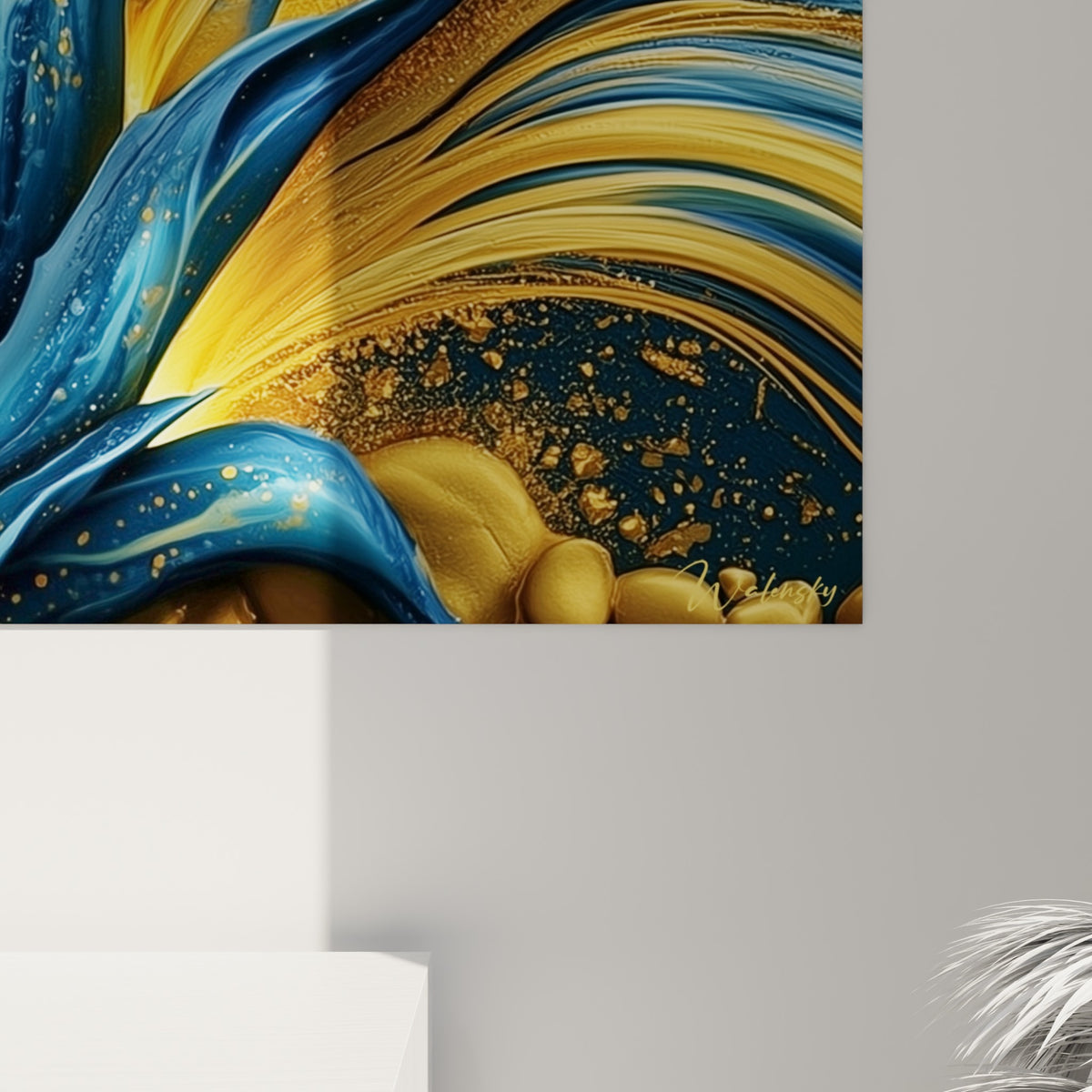 Grain scintillant et coulures dorées sur les feuilles bleu marine de l'aloe vera en gros cadrage