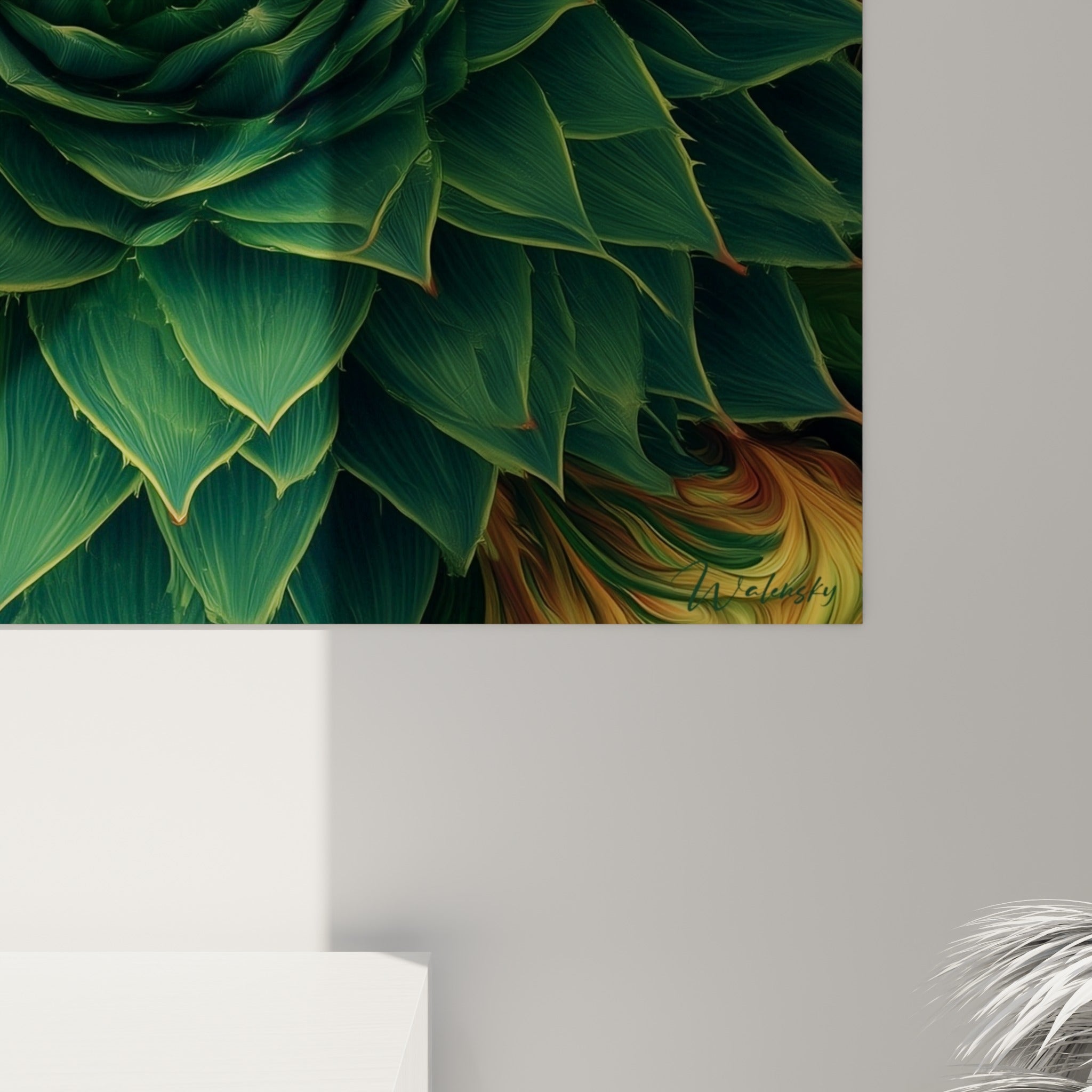 Détail des feuilles d'aloe vera vert émeraude, arêtes lumineuses et volutes dorées fondues en périphérie
