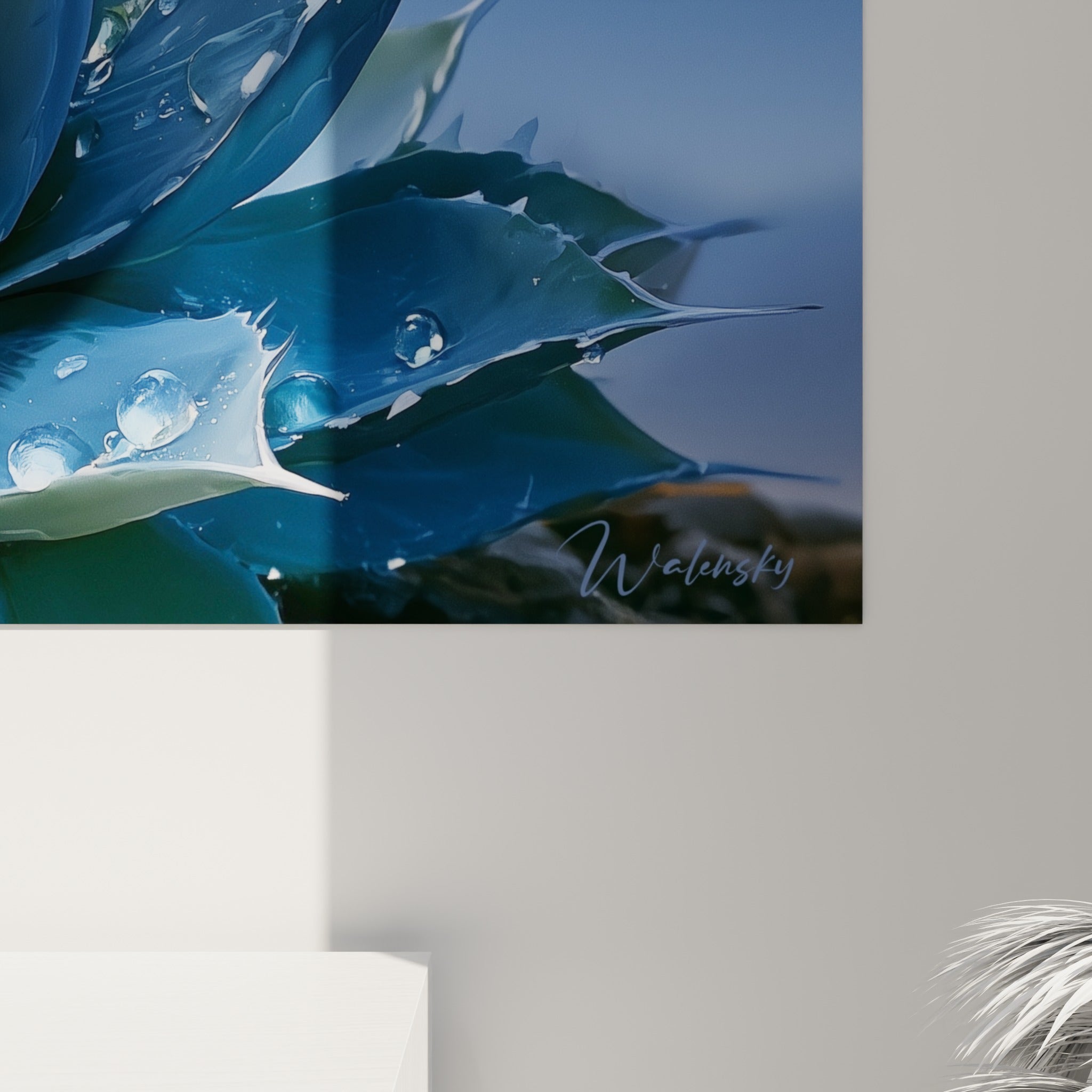 Empâtements et gouttelettes d'eau sur feuilles bleu marine et orangées, grain lumineux au plus près de la toile
