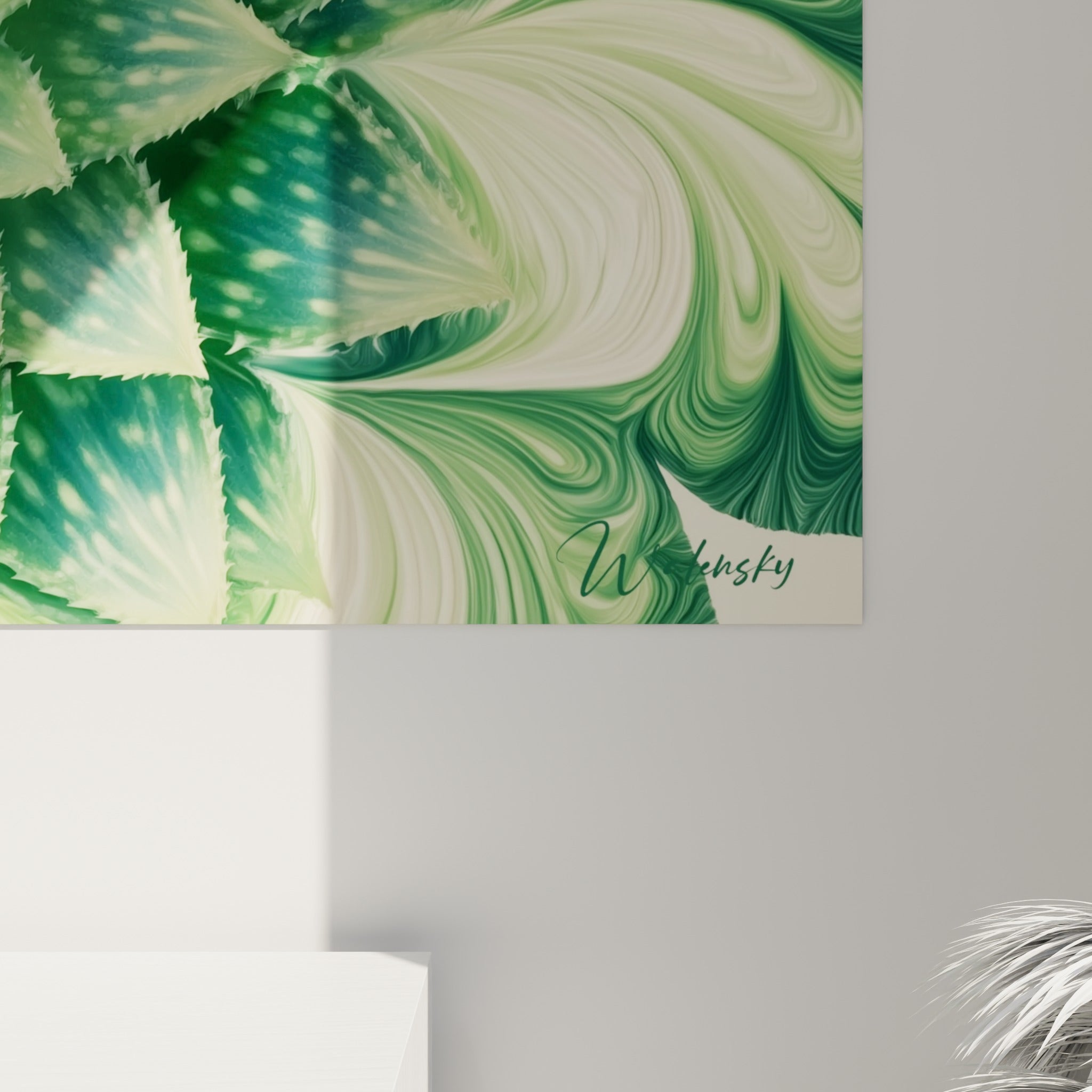 Détail des feuilles piquantes d'aloe vera vert mousseté et blanc crème, texture marbrée visible de près