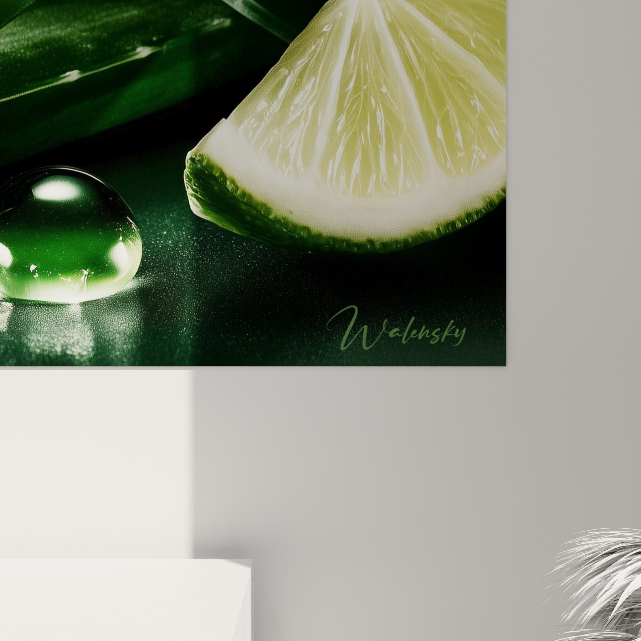 Grain de l'impression révélant les gouttes de gel vert et les reflets ambrés de l'aloe vera en détail