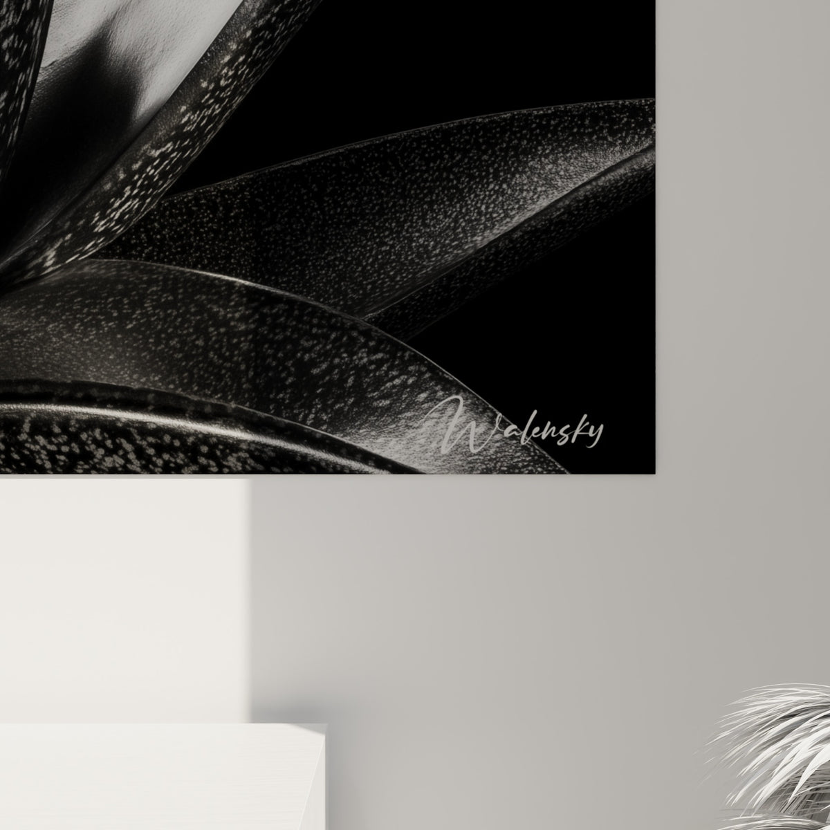 Grain photographique des feuilles noires mouchetées d'argent, empâtements de lumière visibles sur la toile
