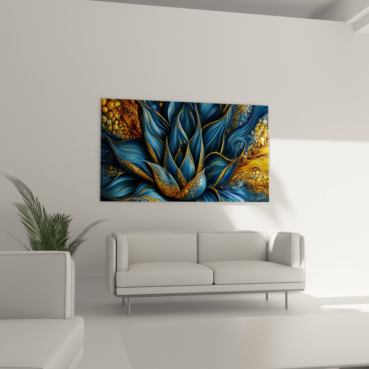 Motifs dorés et bleu pétrole de l'Aloe vera au-dessus d'un canapé dans un salon lumineux