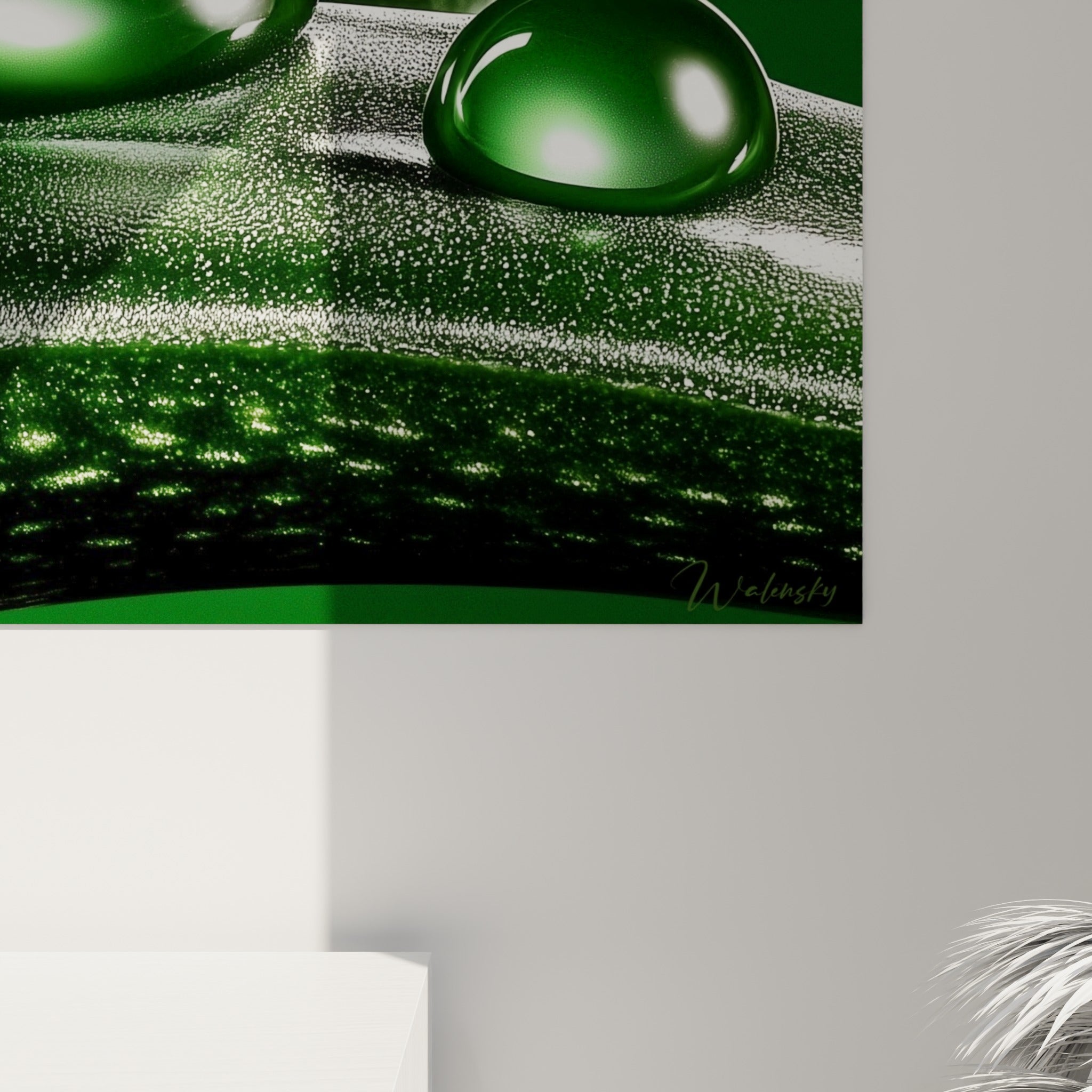 Détail de l'aloe vera montrant la texture granuleuse verte et le grain lisse des gouttes d'eau réfléchissantes