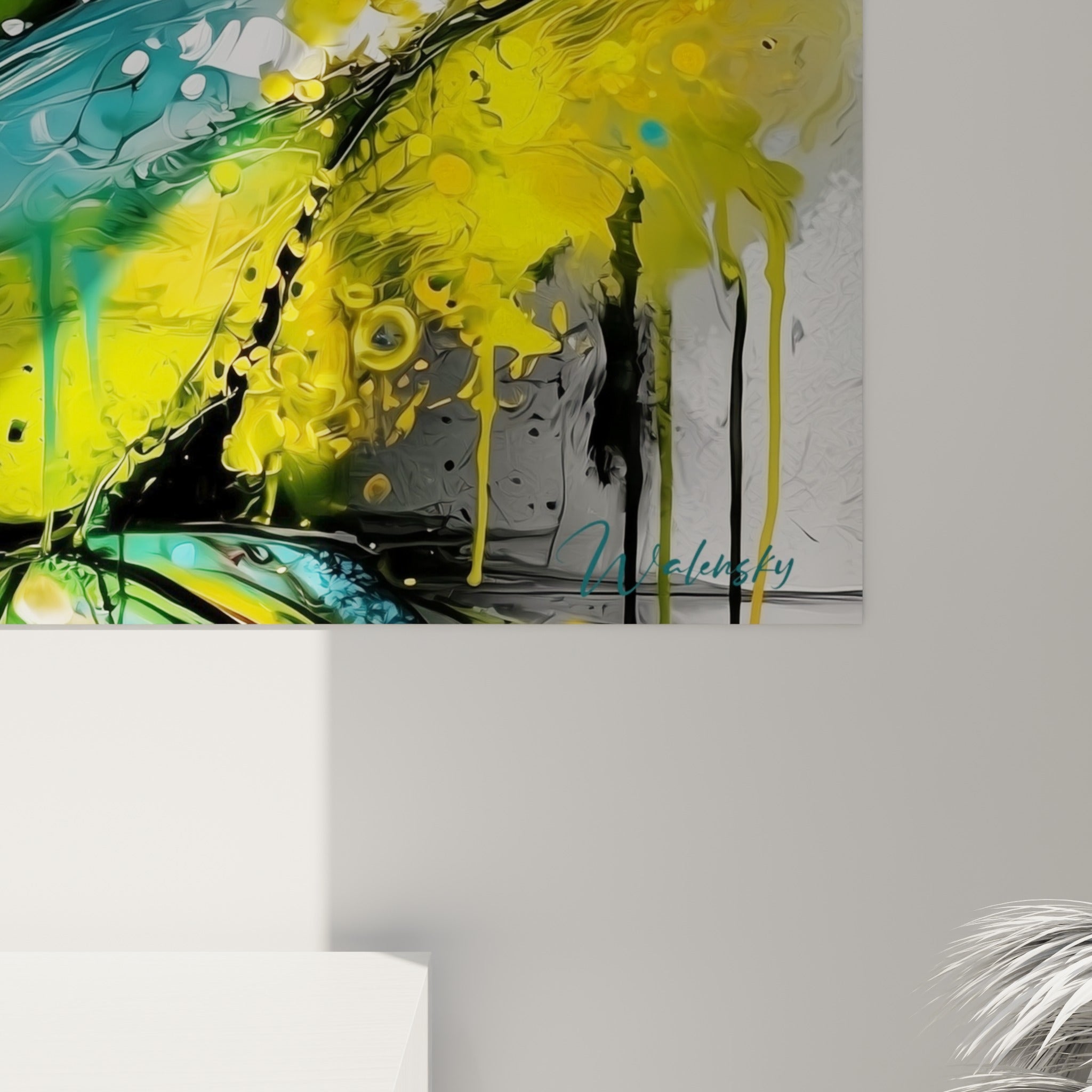 Grain et coulures de peinture visibles sur les feuilles vertes et roses de l'aloe vera en gros plan