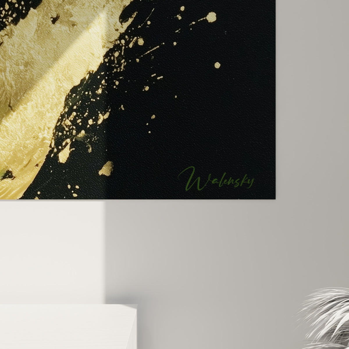 Matière épaisse de peinture dorée et vert sombre visible en gros plan sur la toile de l'aloe vera