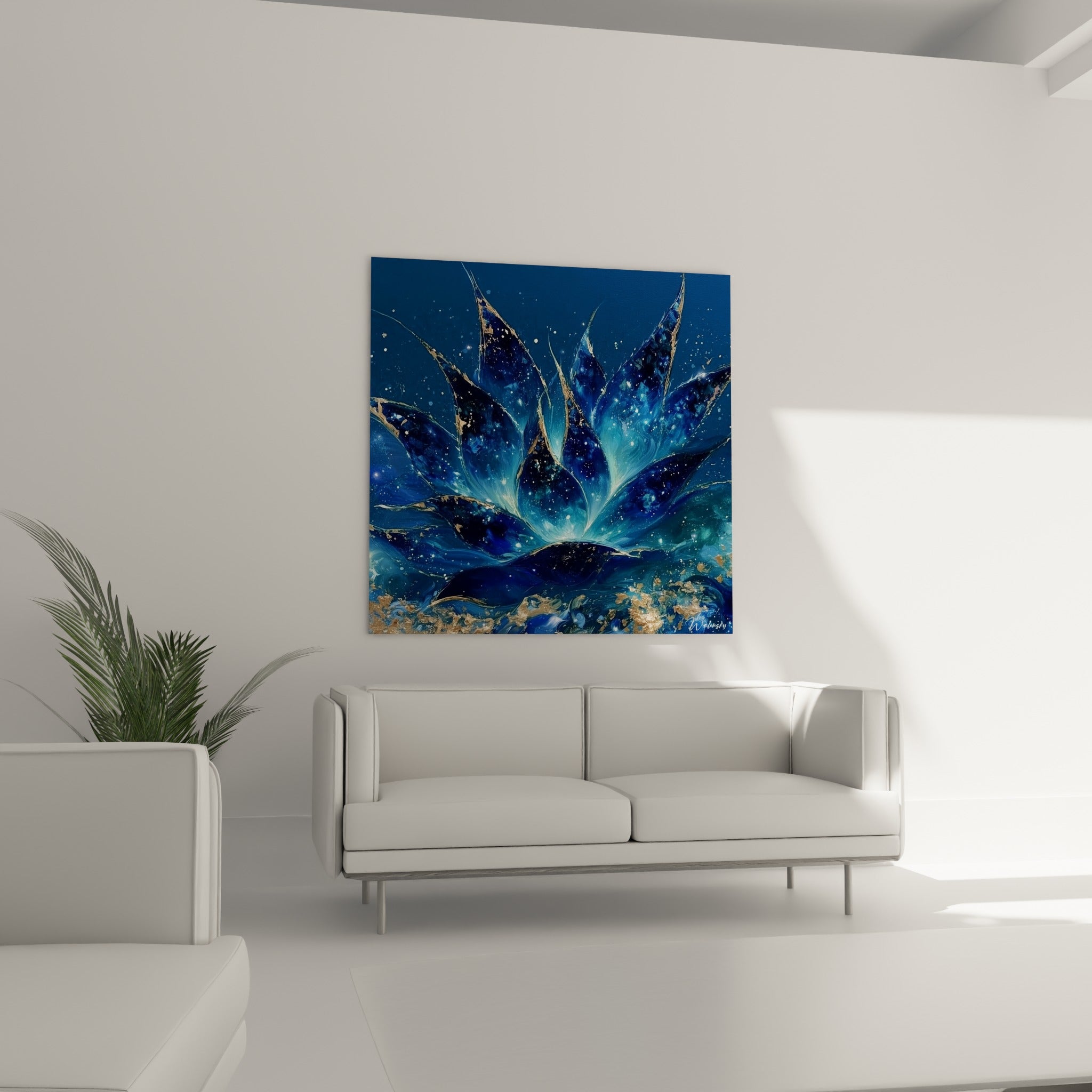 Plante d'aloe vera anthracite et turquoise scintillant d'or au-dessus d'un canapé dans un salon lumineux