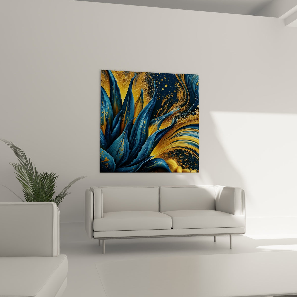 Plante d'aloe vera bleu nuit striée d'or, accrochée au-dessus d'un canapé dans un salon lumineux