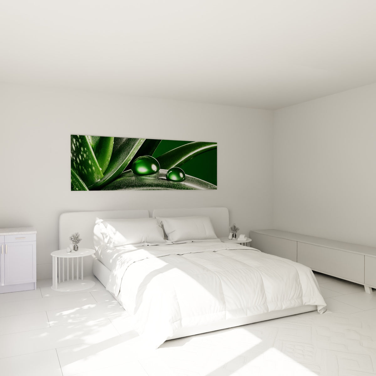 Aloe vera vert profond et gouttelettes émeraude accroché au-dessus d'un lit dans une chambre claire