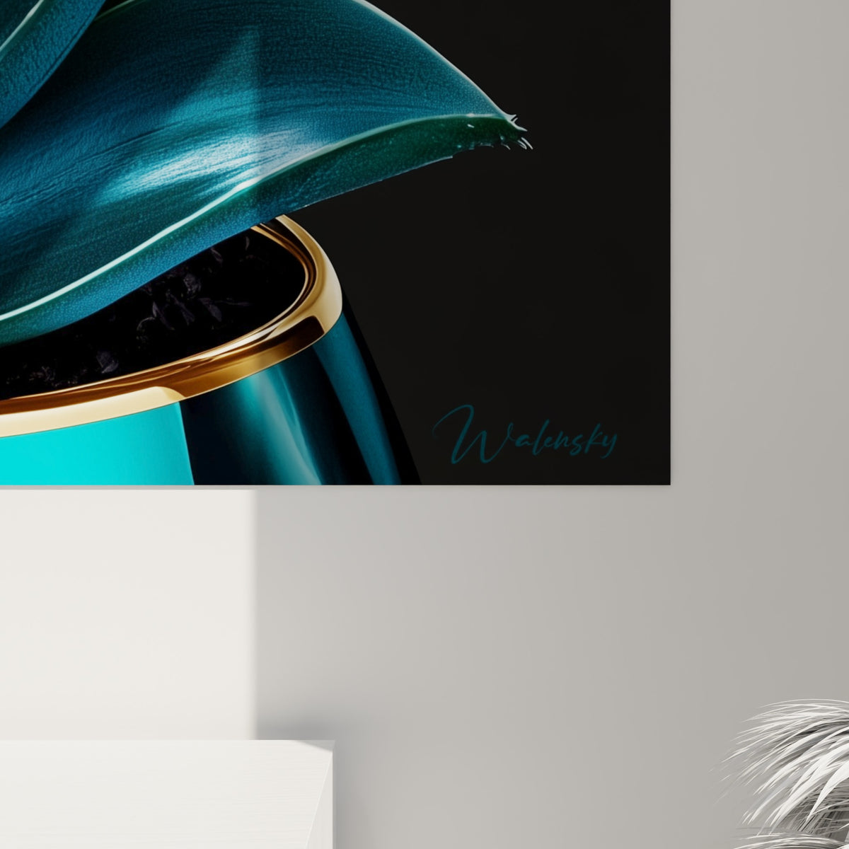 Détail des feuilles bleu profond et vert sombre de l'aloe vera, texture cireuse et bordures dorées visibles à l'impression