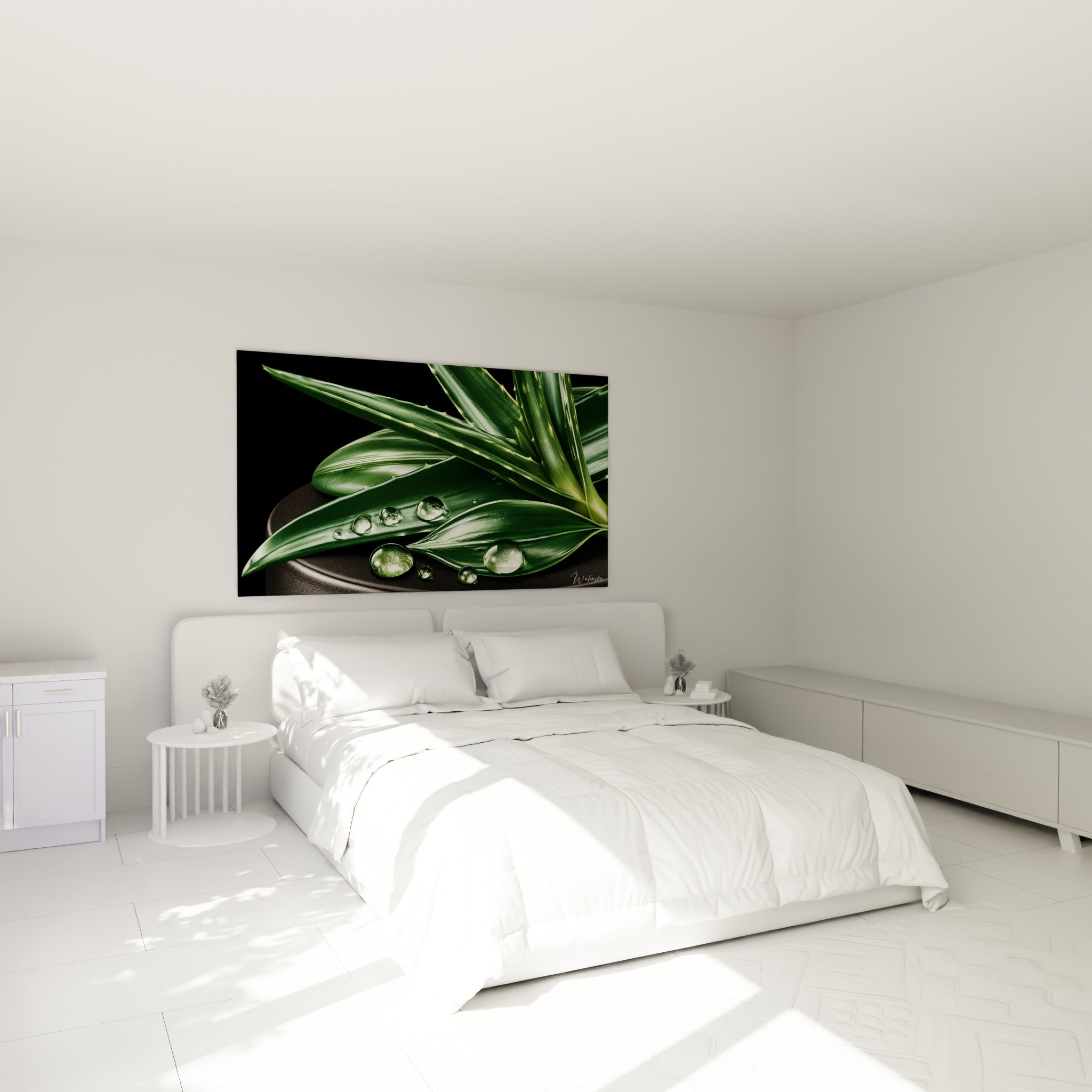 Aloe vera vert olive et gouttes d'eau perlées, accroché au-dessus d'un lit dans une chambre claire