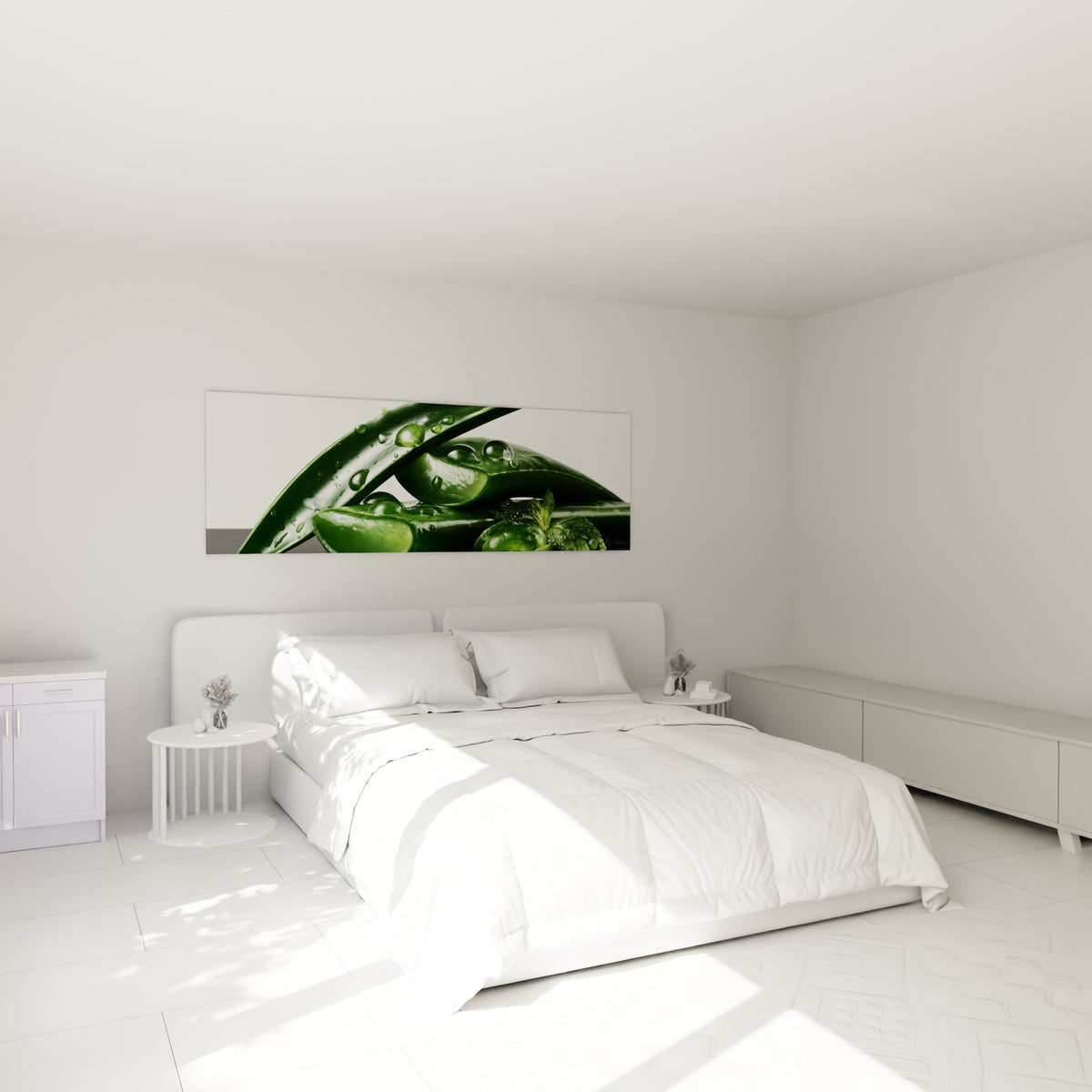 Aloe vera vert profond aux gouttes translucides accroché au-dessus d'un lit dans une chambre claire