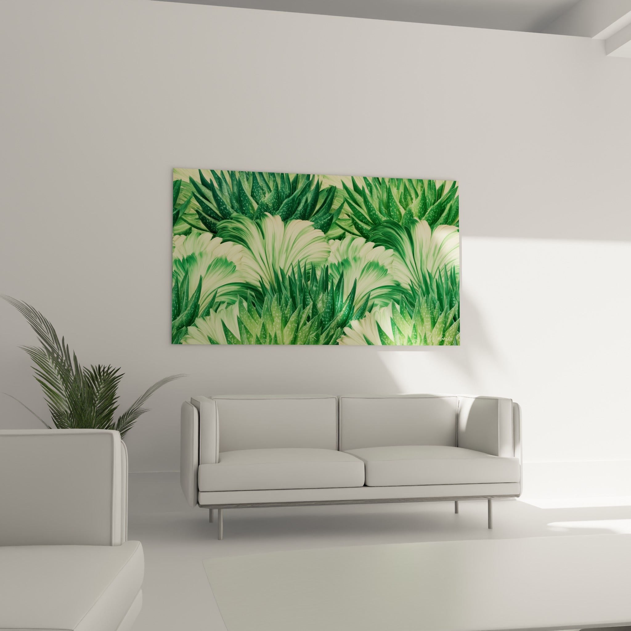 Composition végétale vert et crème d'aloe vera suspendue au-dessus d'un canapé dans un salon lumineux