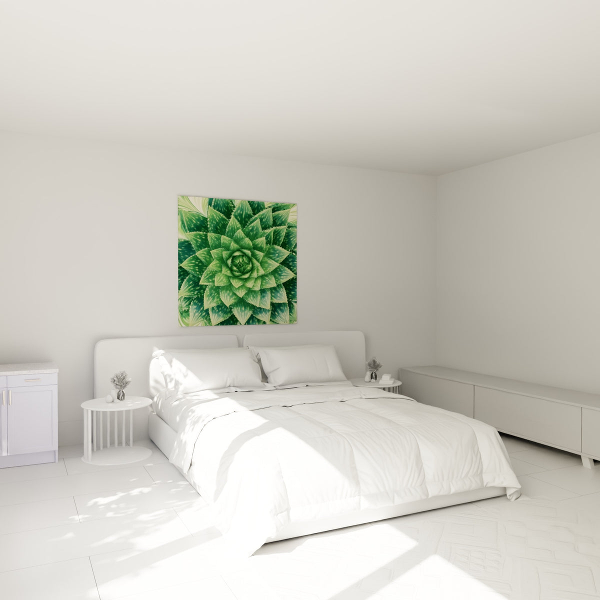 Plante grasse vert sauge et blanc crème en motif spiralé, accrochée au-dessus d'un lit dans une chambre claire