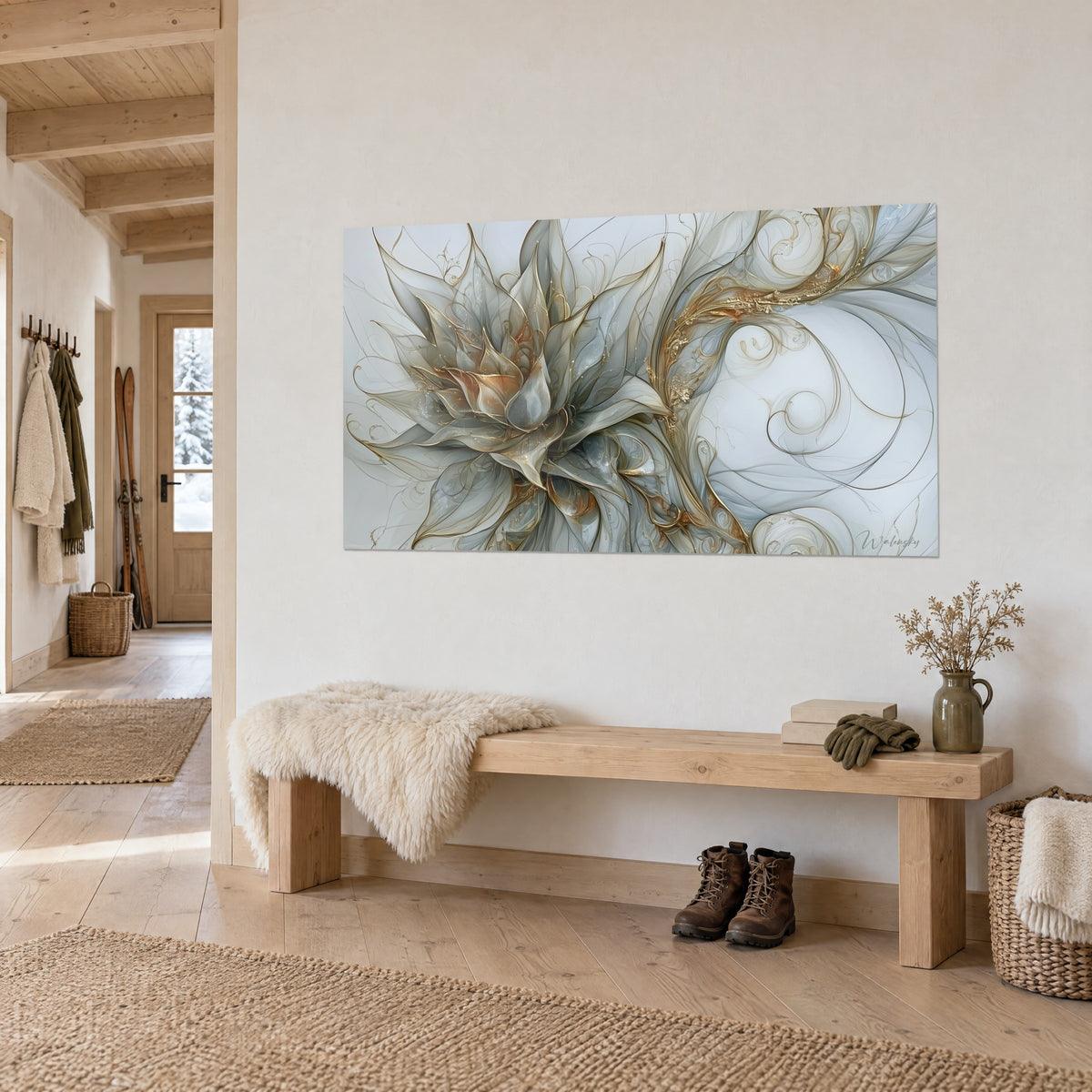 Cuadro con una flor de agave translúcida en reflejos plateados y dorados, volutas sobre fondo blanco, banco de madera clara y piel de oveja, vista de tres cuartos