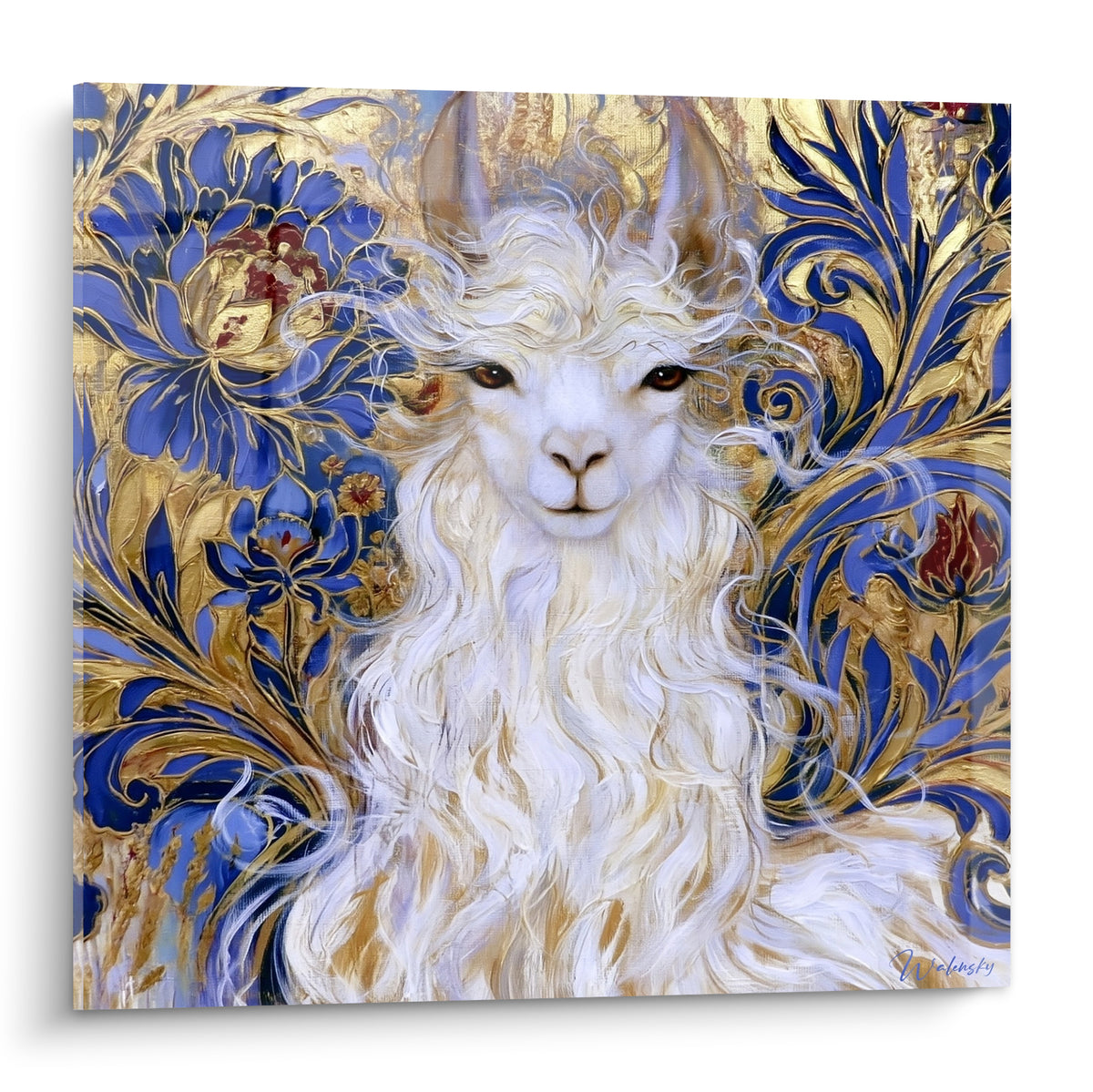 Alpaga blanc aux yeux sombres, toison dorée, entouré de motifs floraux bleu marine et or
