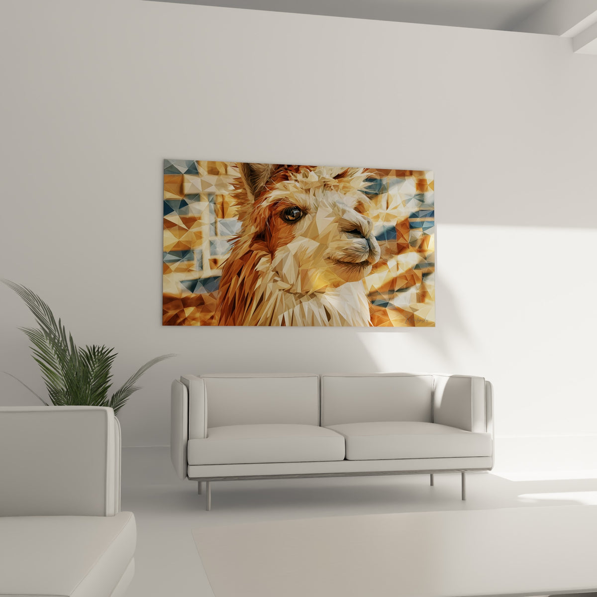 Alpaga brun et crème à la texture polygonale, suspendu au-dessus d'un canapé dans un salon lumineux