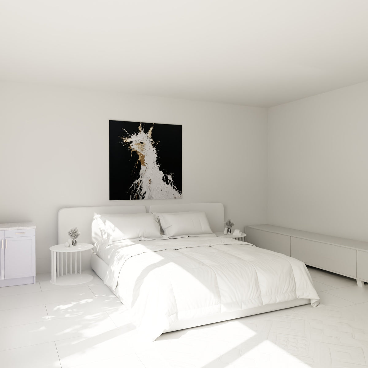 Silhouette d'alpaga blanc aux reflets dorés, accrochée au-dessus d'un lit dans une chambre claire