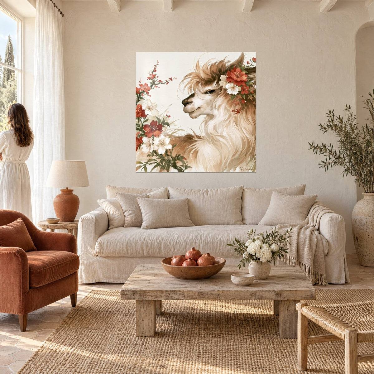Quadro di alpaca dal pelo crema e rossiccio, corona di fiori rossi e bianchi, una donna di spalle, sopra un divano in un soggiorno luminoso