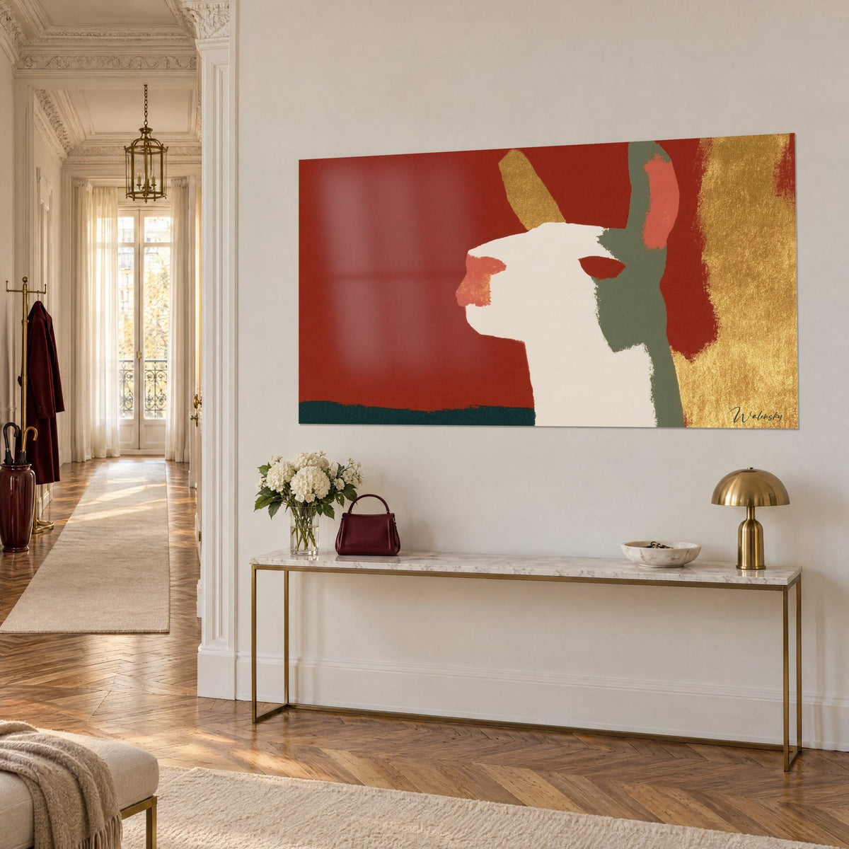 Gemälde Lama cremeweiß mit korallenrosa Schnauze, ockerfarbenes Ohr, tiefes Rot, Blattgold, an einer Haussmann-Wand, vergoldete Konsole