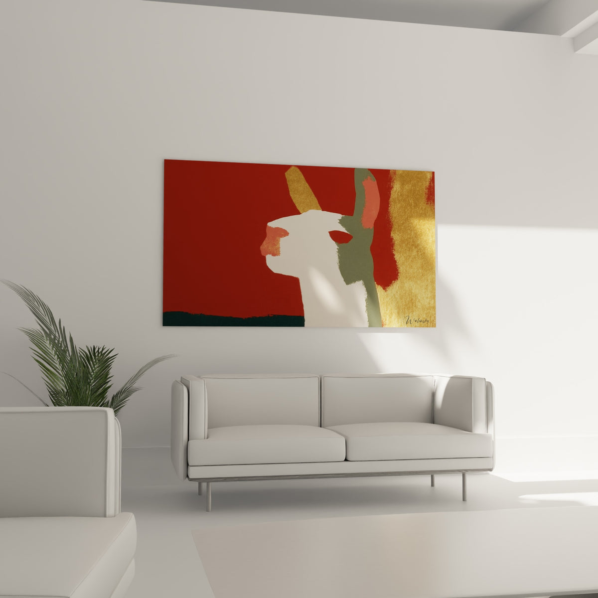 Profil animalier blanc et doré aux nuances corail, disposé au-dessus d'un canapé dans un salon lumineux
