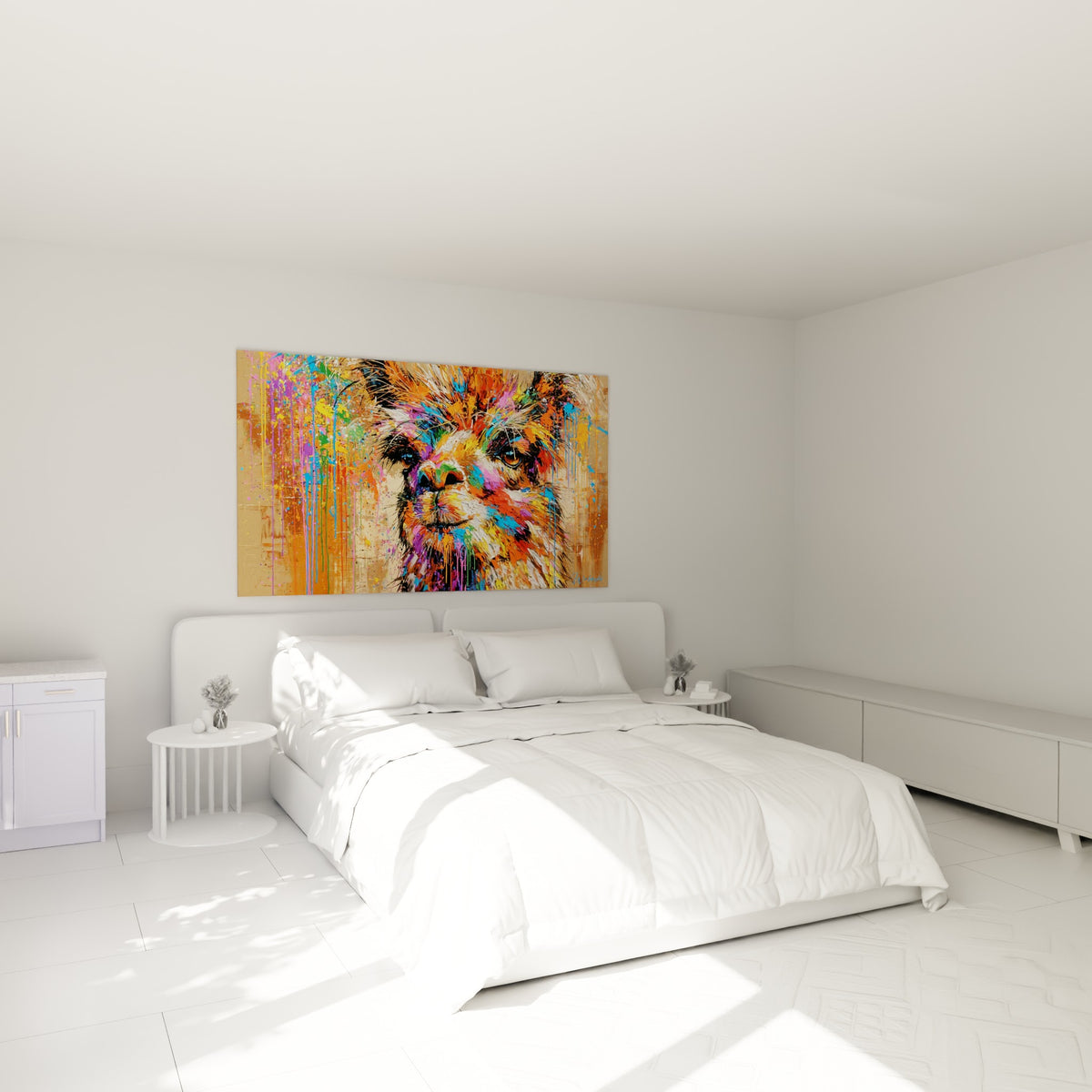 Portrait d'alpaga multicolore aux touches fauves et bleues, au-dessus d'un lit dans une chambre claire