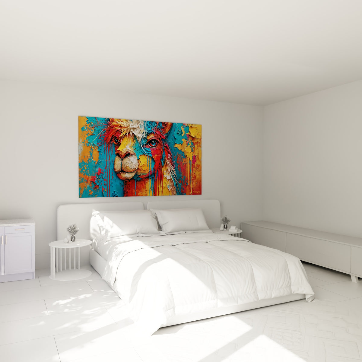 Museau d'alpaga aux tons ocre et turquoise, coulures rouges, au-dessus d'un lit dans une chambre claire
