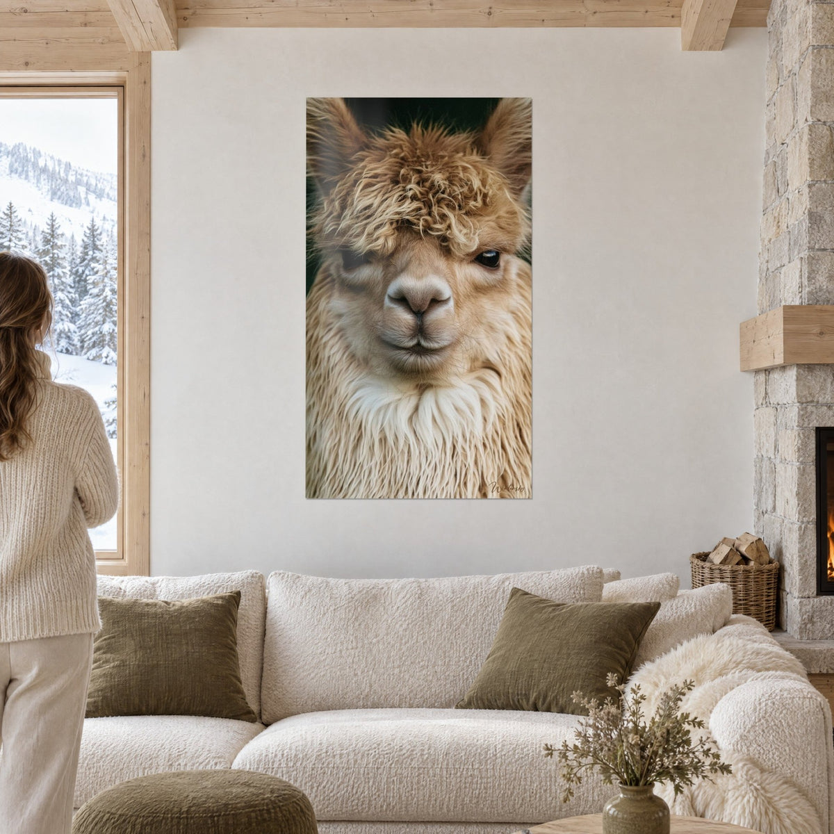 Tableau alpaga au toupet bouclé doré, museau rosé et pelage crème, accroché au-dessus d'un canapé dans un salon lumineux