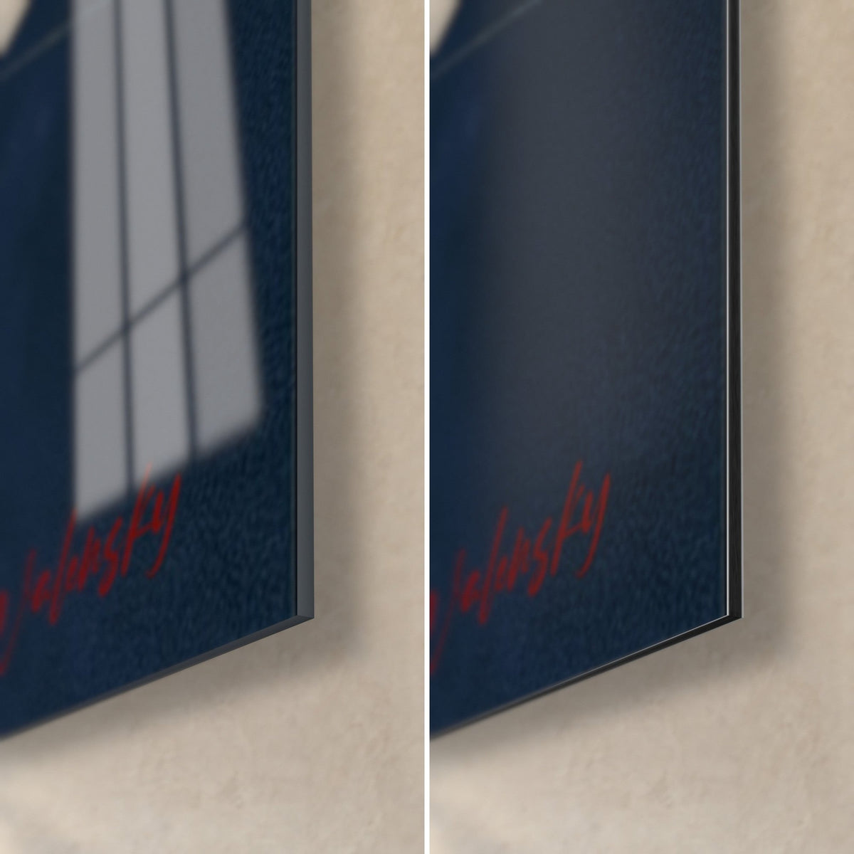 Tableau alpaga blanc et fond bleu marine, signature rouge au coin bas droit, verre brillant à reflets et Dibond mat, tranche fine