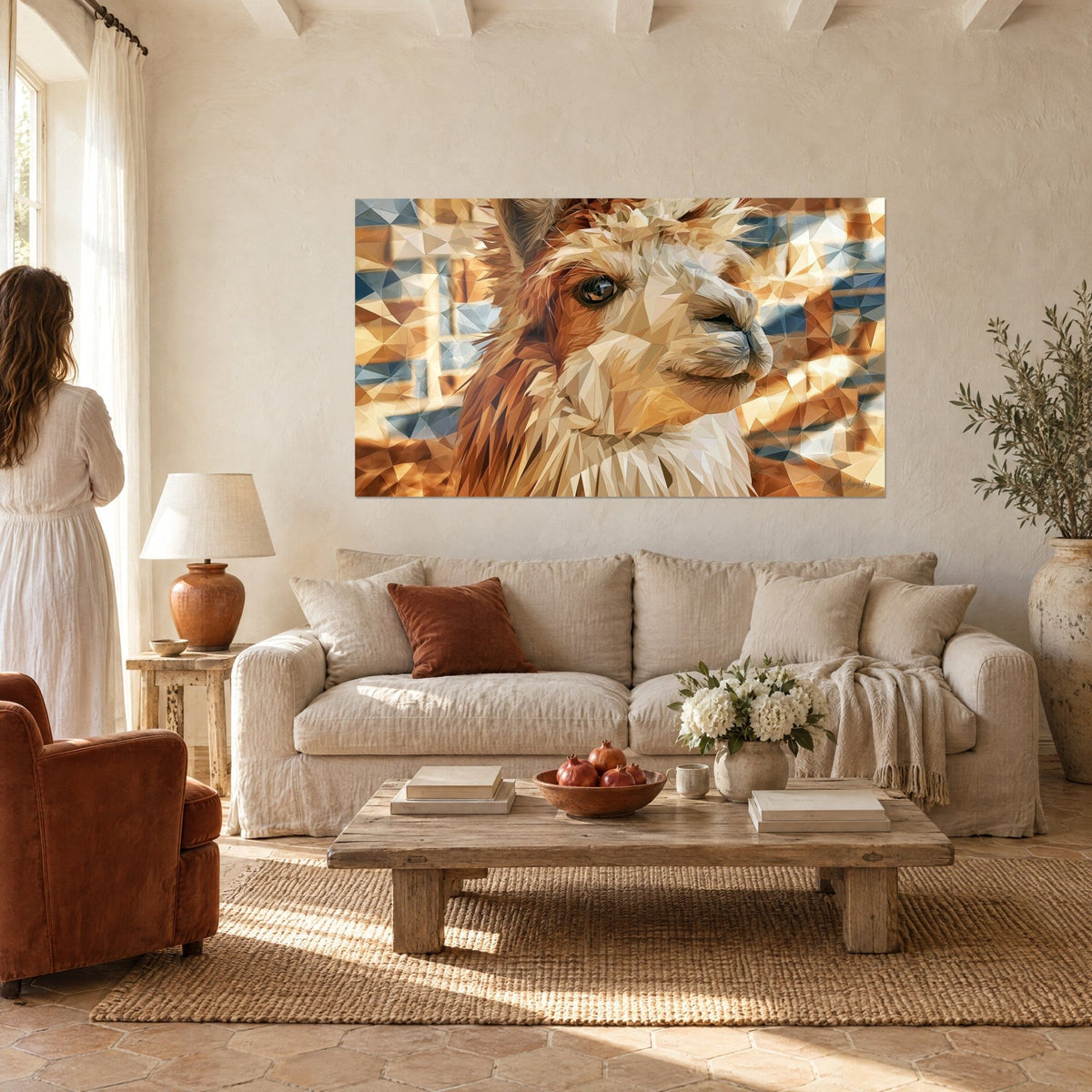 Quadro alpaca dallo sguardo dolce, lana fulva e ocra in sfaccettature blu ardesia, una donna di spalle, sopra un divano in un soggiorno luminoso