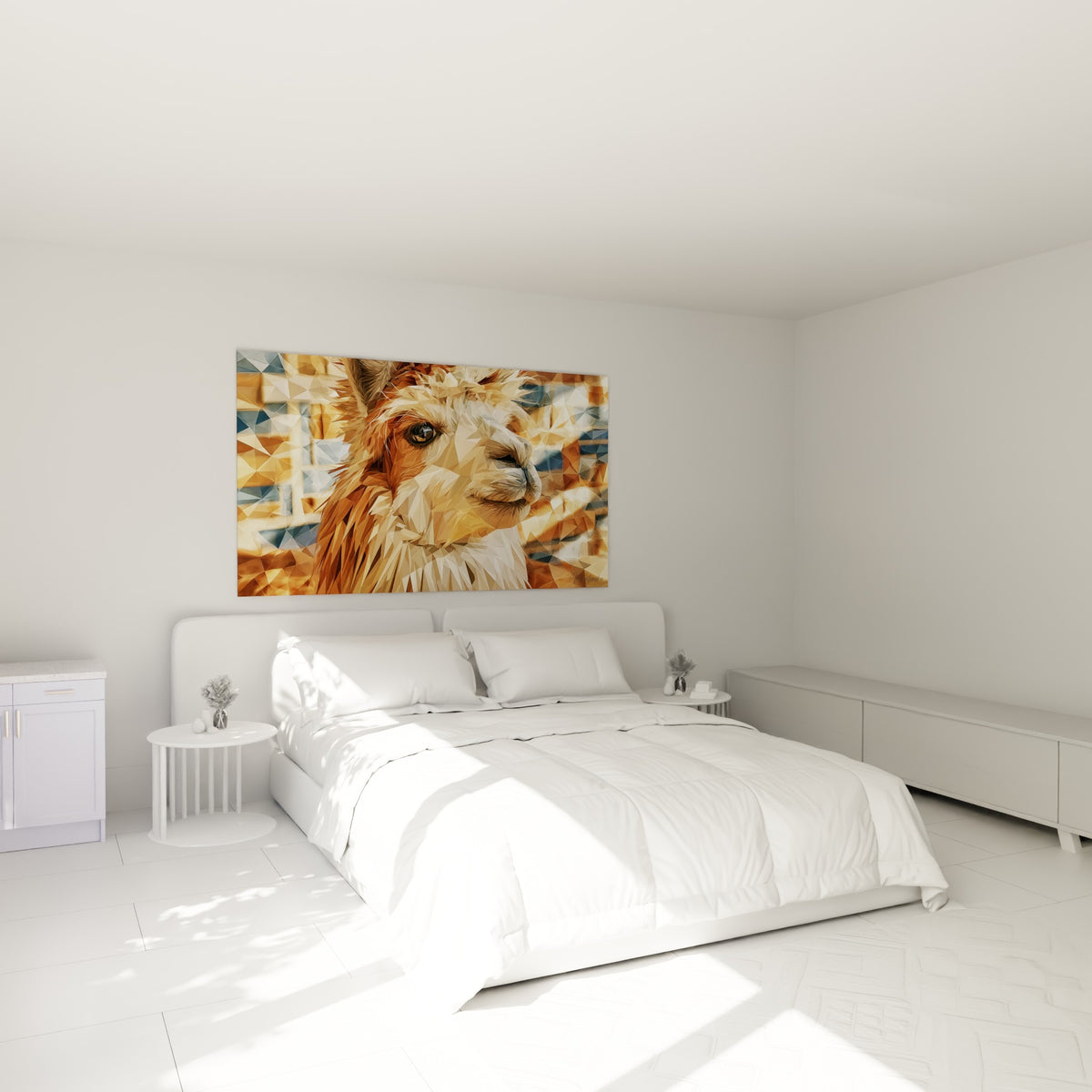 Alpaga doré et bleu pastel aux traits cristallins, accroché au-dessus d'un lit dans une chambre claire