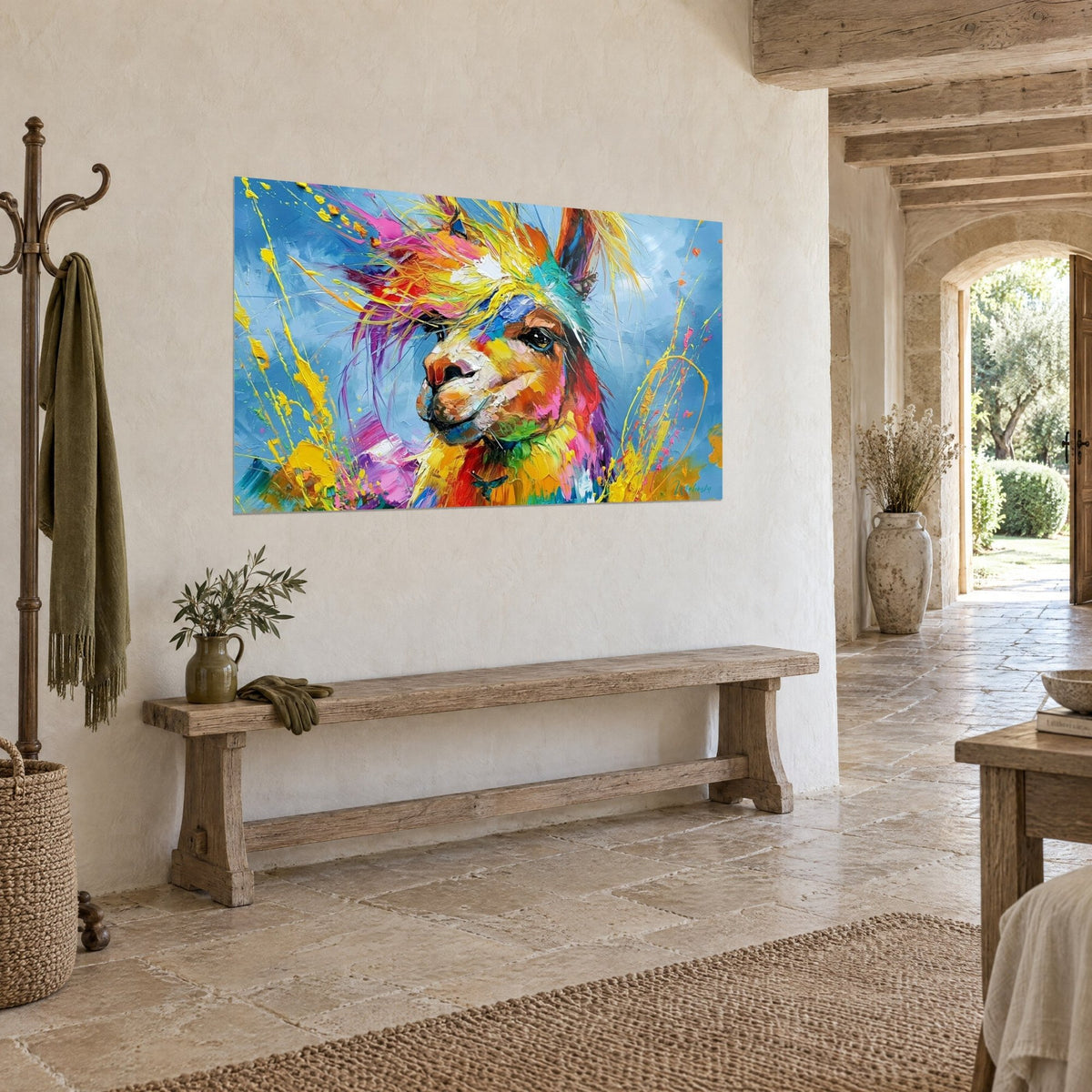 Tableau alpaga au pelage orange, rose et turquoise, peint au couteau sur fond bleu, vu de trois-quarts dans une maison de campagne en pierre