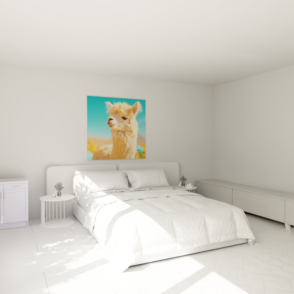 Museau blanc et fourrure dorée de l'alpaga, accroché au-dessus d'un lit dans une chambre claire