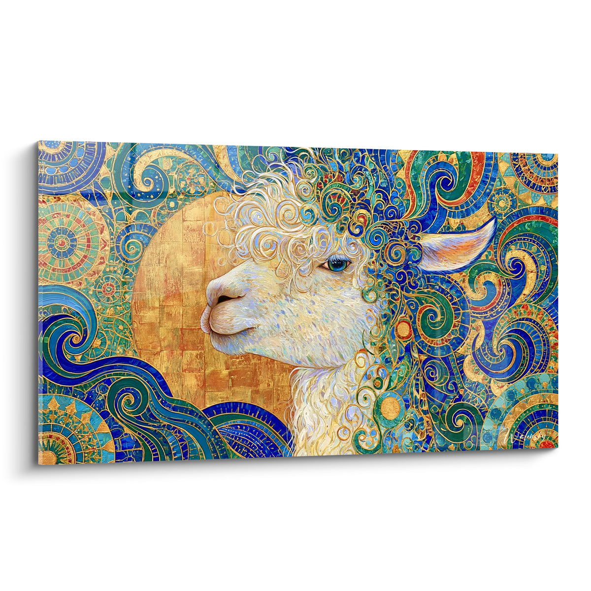 Alpaga blanc aux boucles dorées, œil bleu turquoise, fond ocre et mosaïque bleu marine détaillée